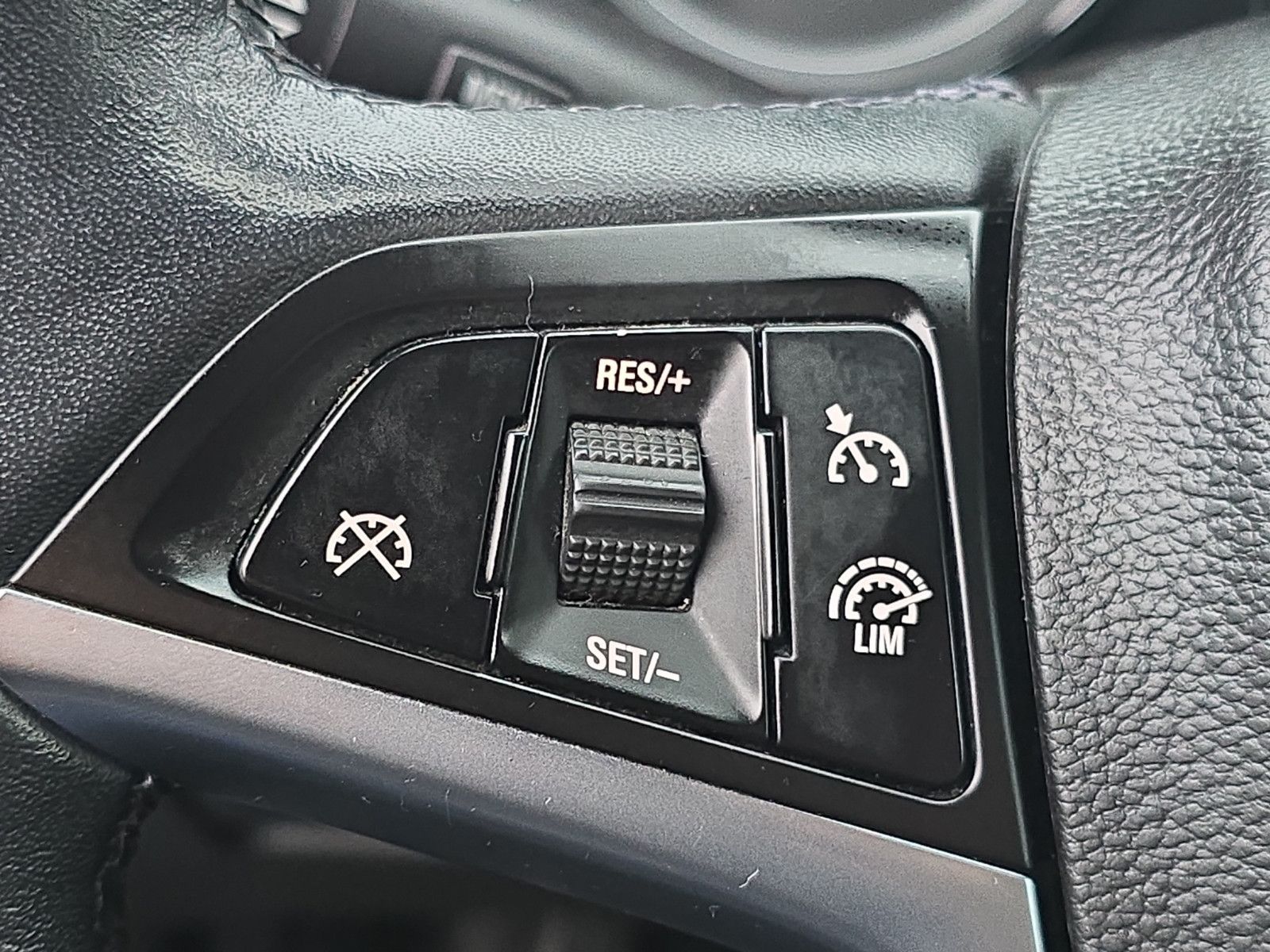 Fahrzeugabbildung Opel Astra J Exklusiv KLIMA NAVI TEMPOMAT TÜV NEU