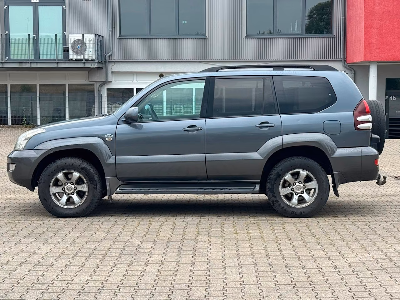 Toyota Land Cruiser 3.0 D-4D Executive | 173 ch | BVA | 8 places | Cuir | GPS | Toit ouvrant | Suspension pneumatique | Attelage