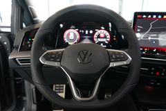 VW Golf 1.5 eTSI R-Line Black Style | Pano | HuD VW Golf 1.5 eTSI R-Line Black Style | Pano | HuD