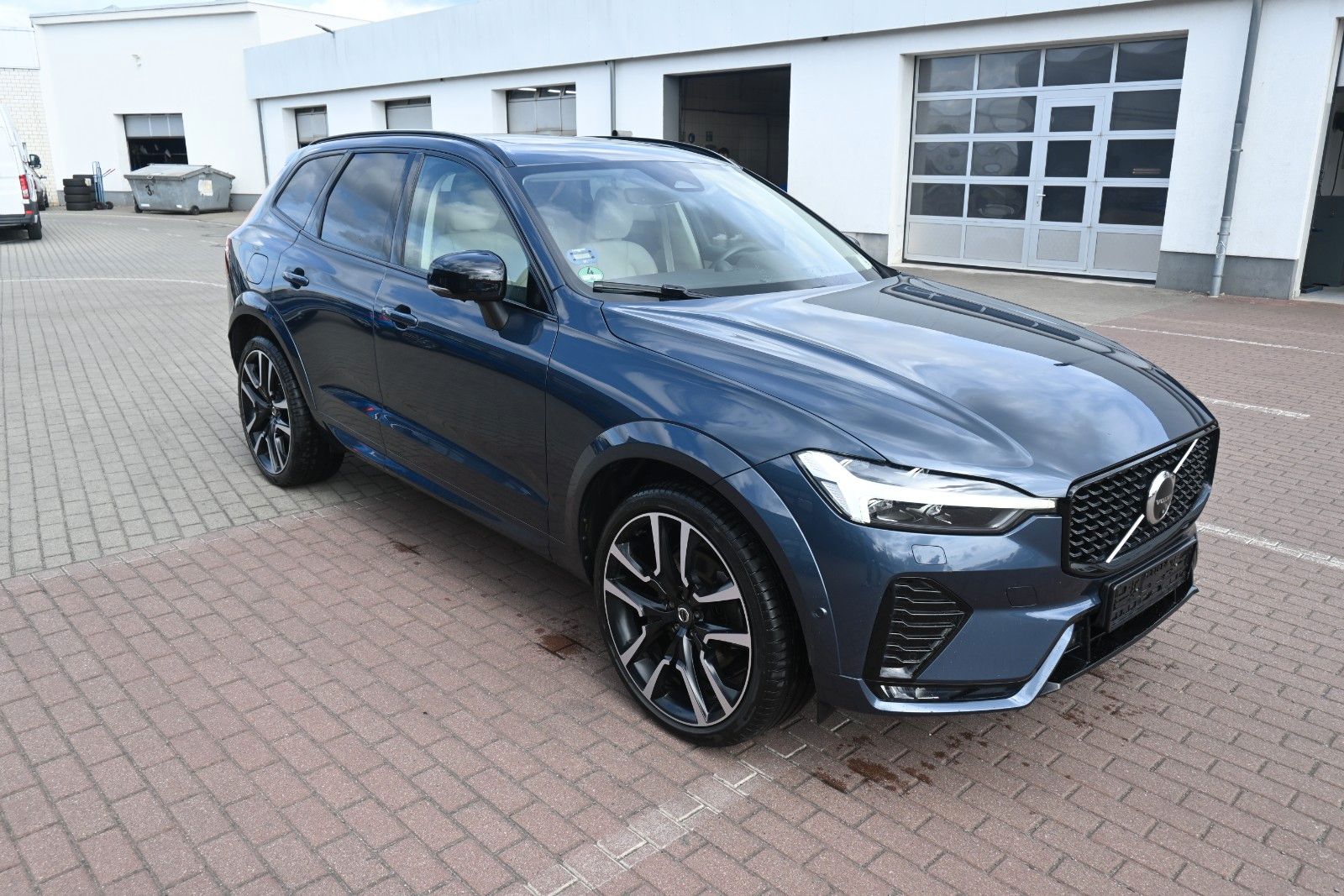 Fahrzeugabbildung Volvo XC60 B5 D Ultimate Dark AWD*B&W*LUFT*360°*STHZG*