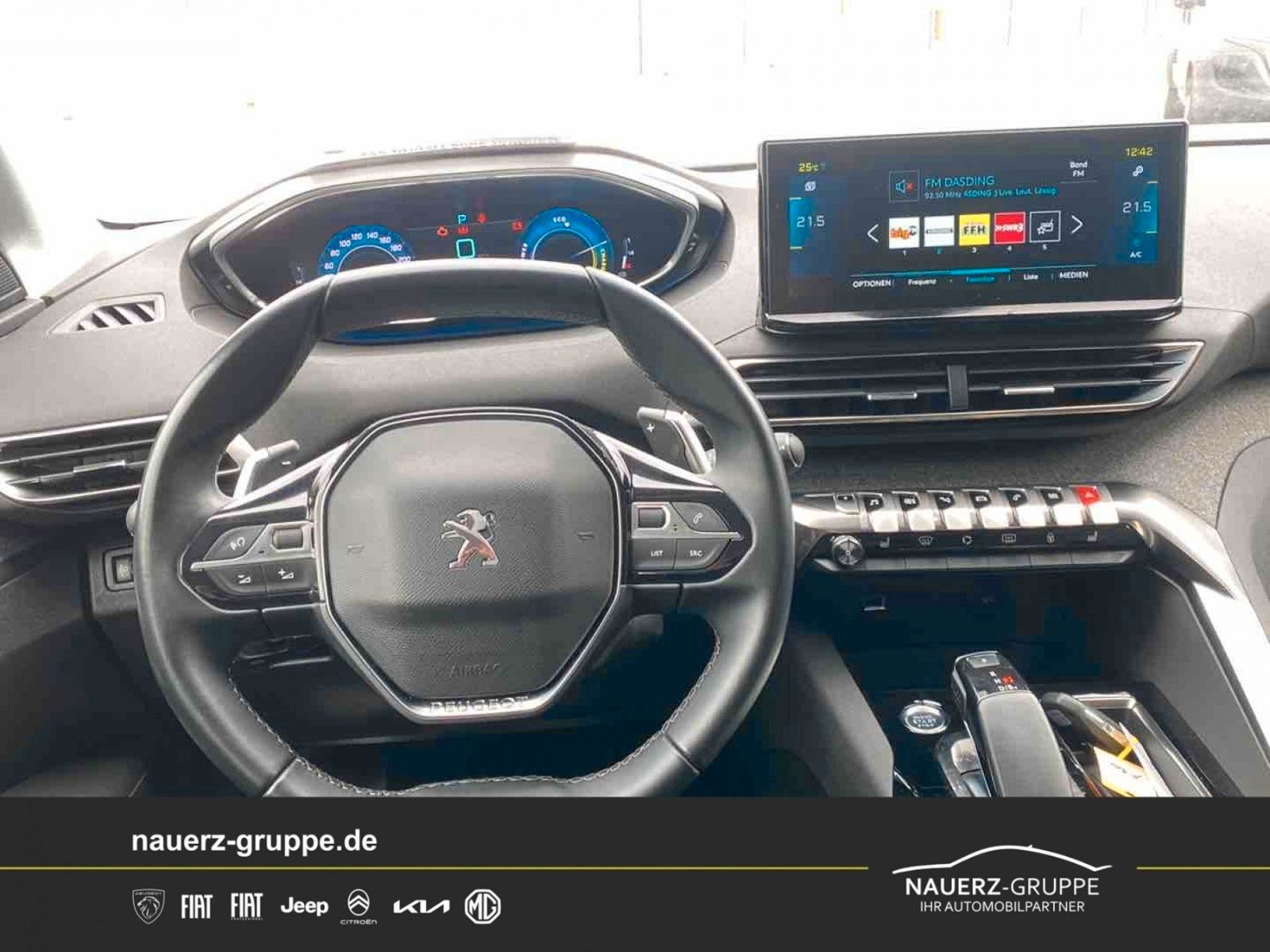 Fahrzeugabbildung Peugeot 3008 Hybrid 225 Roadtrip