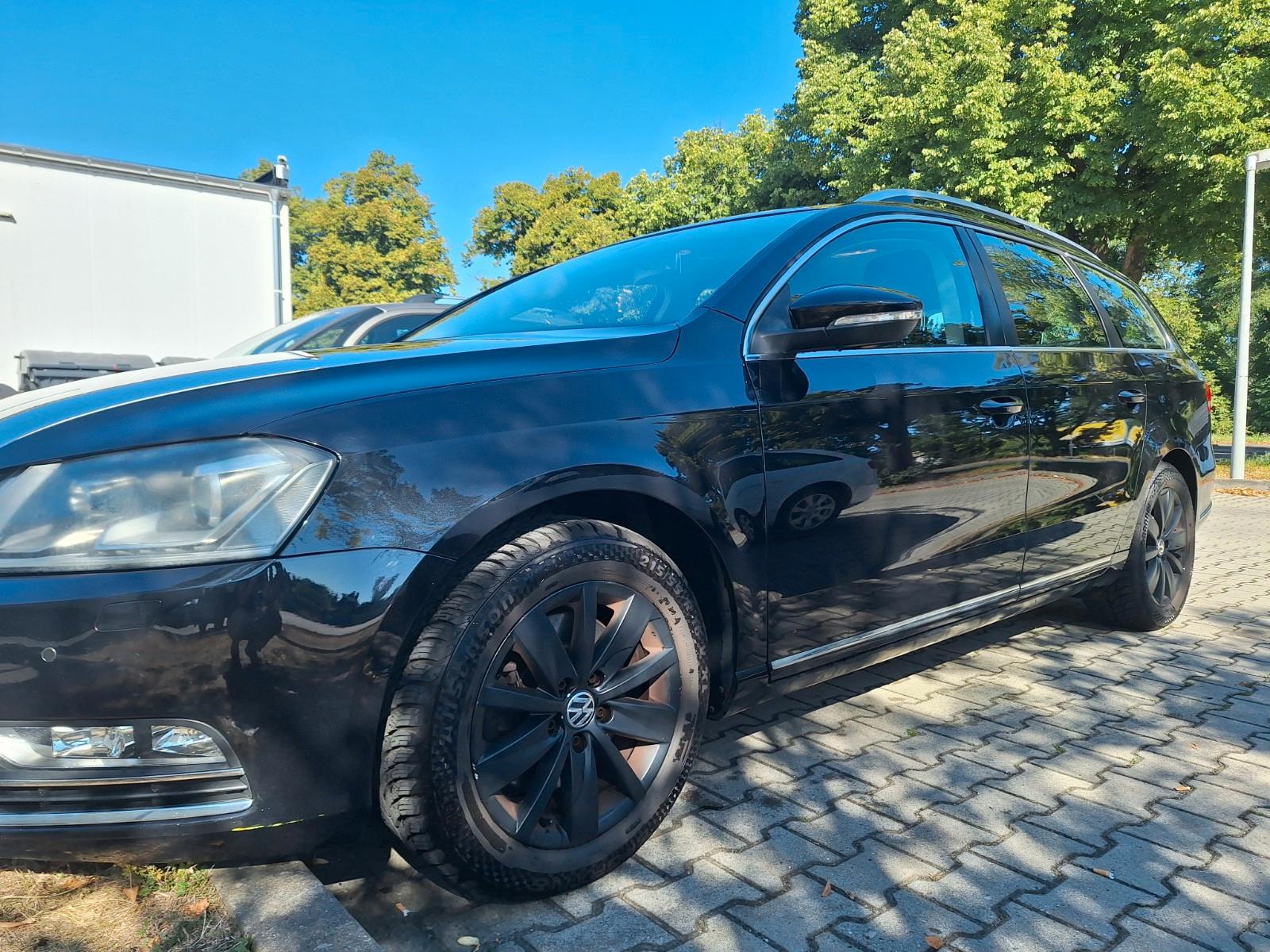 Volkswagen Passat 2012 — interior