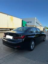 BMW 320i Advantage Aut Navi 19 Zoll - BMW 3 Series in Frankfurt (Main)