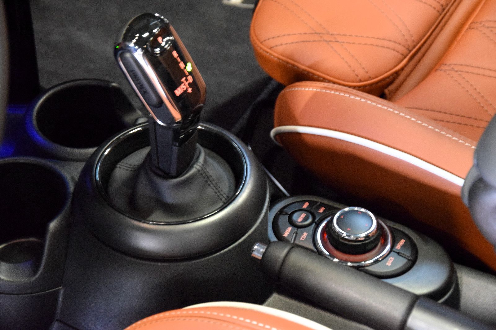 Fahrzeugabbildung MINI Cooper MINI Yours Trim Steptronic Pano Leder HuD