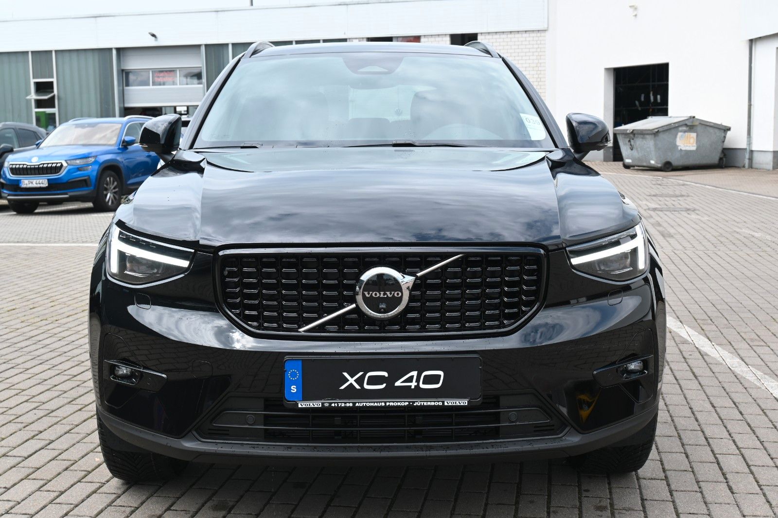 Fahrzeugabbildung Volvo XC40 B3 DKG Plus Dark*FSHZG*360°*AHK*AllSeason