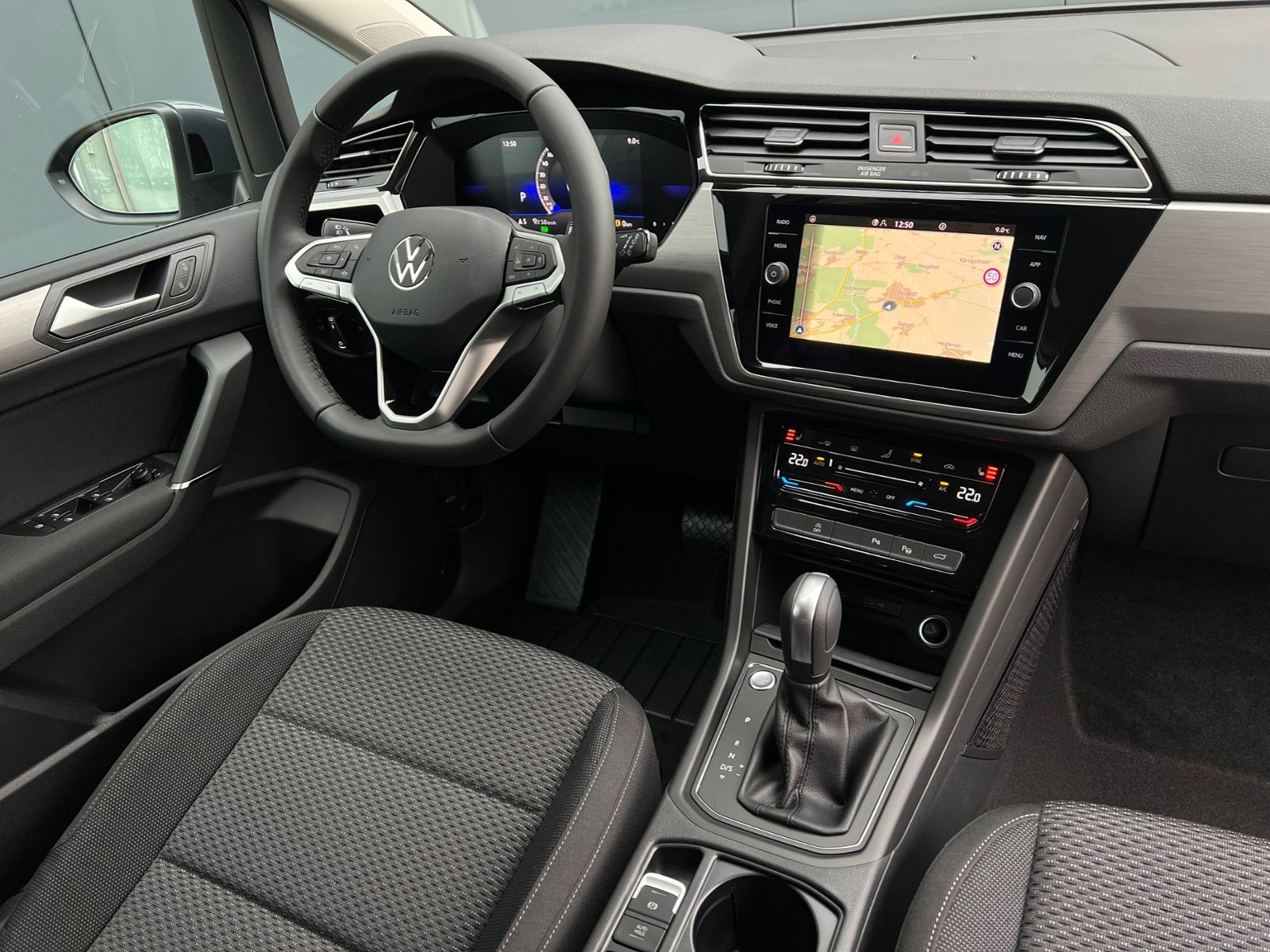 Fahrzeugabbildung Volkswagen Touran Comfortline 1.5 TSI DSG *LED, AHK, 7 Sitz