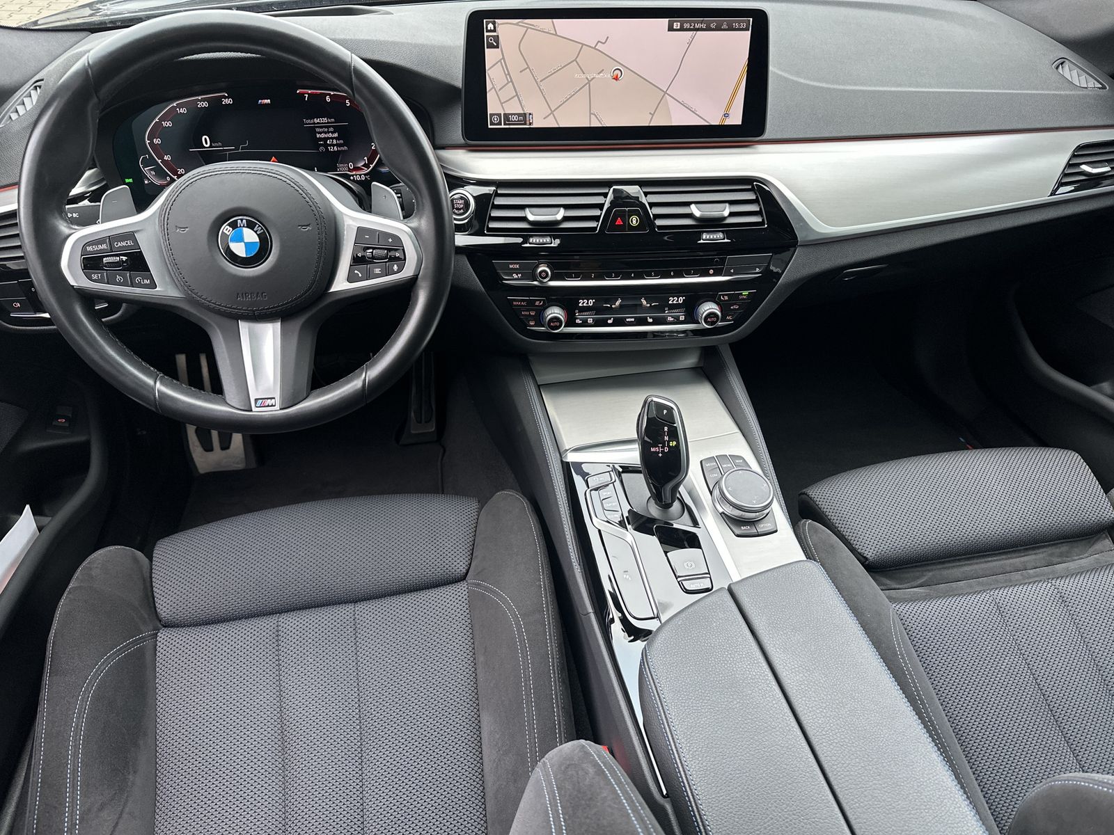 Fahrzeugabbildung BMW 530i Touring M-Sport NAV+LED+PANO+KAMERA+HEAD-UP