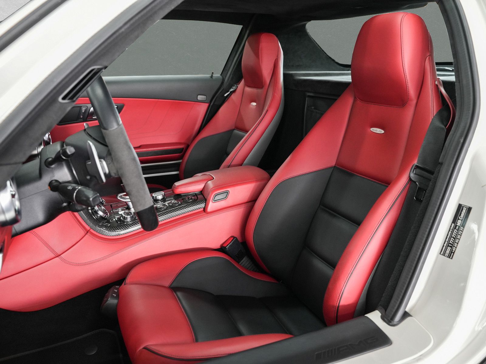 Fahrzeugabbildung Mercedes-Benz SLS AMG Coupe - designo Sonderlack|Carbon Interi