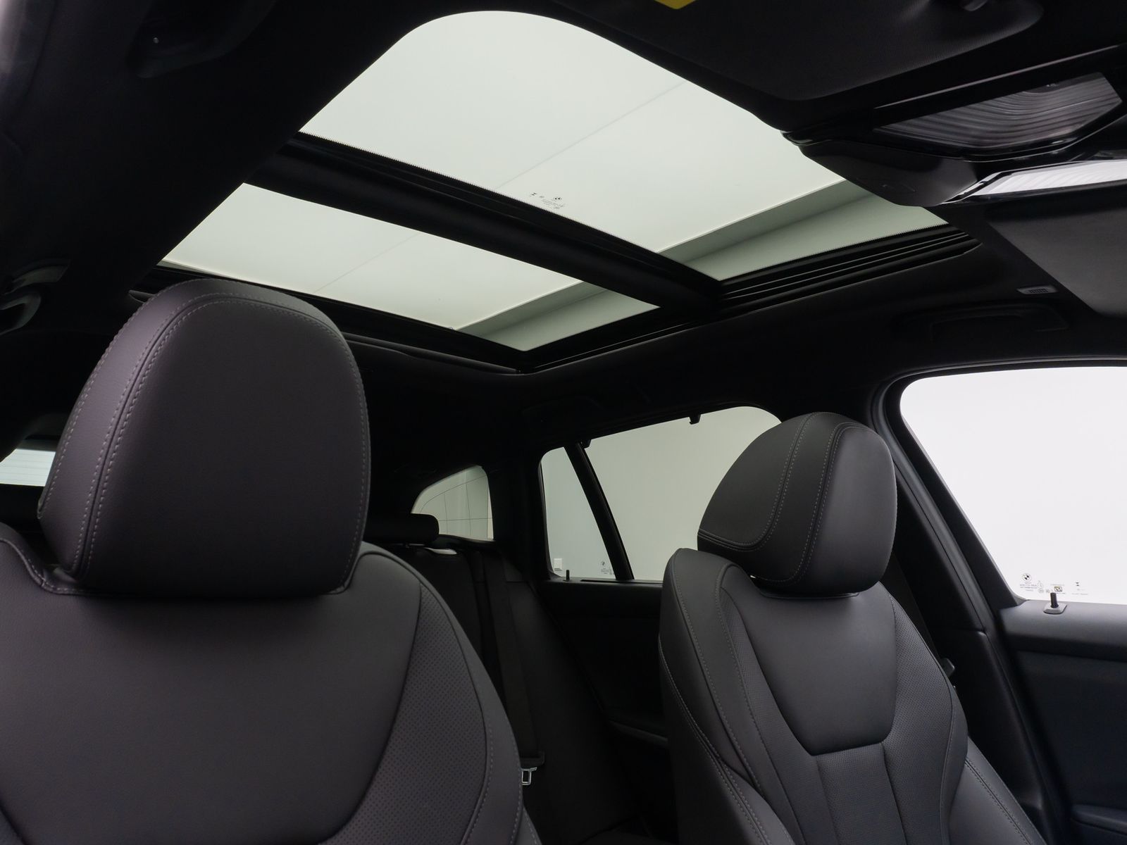 Fahrzeugabbildung BMW 318d M Sport Panorama Kamera HUD DAB HiFi AHK