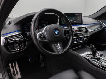 Fahrzeugabbildung BMW 520d M Sport Kamera DAB HiFi Stop&Go Komfort