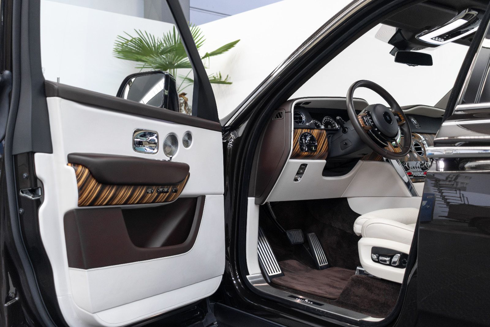 Fahrzeugabbildung Rolls-Royce Cullinan/4-SEATS/PANO/BELÜFTUNG/TV/BESPOKE/NIGHT