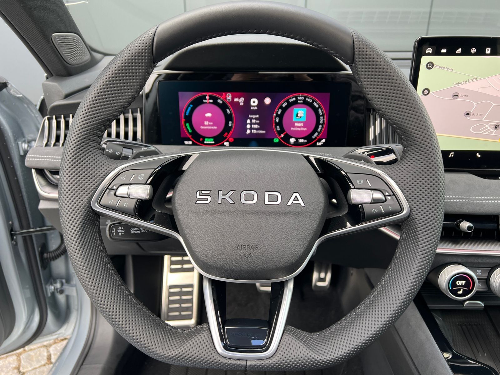 Fahrzeugabbildung SKODA Superb Combi  Sportline 1.5 TSI IV DSG *AHK, Nav
