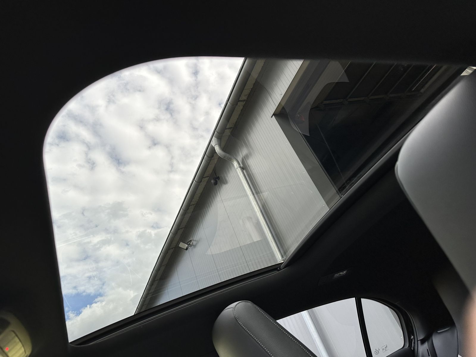 Fahrzeugabbildung Mercedes-Benz A 200 AMG Line NAV+LED+KAMERA+PANORAMA+WIDESCREE