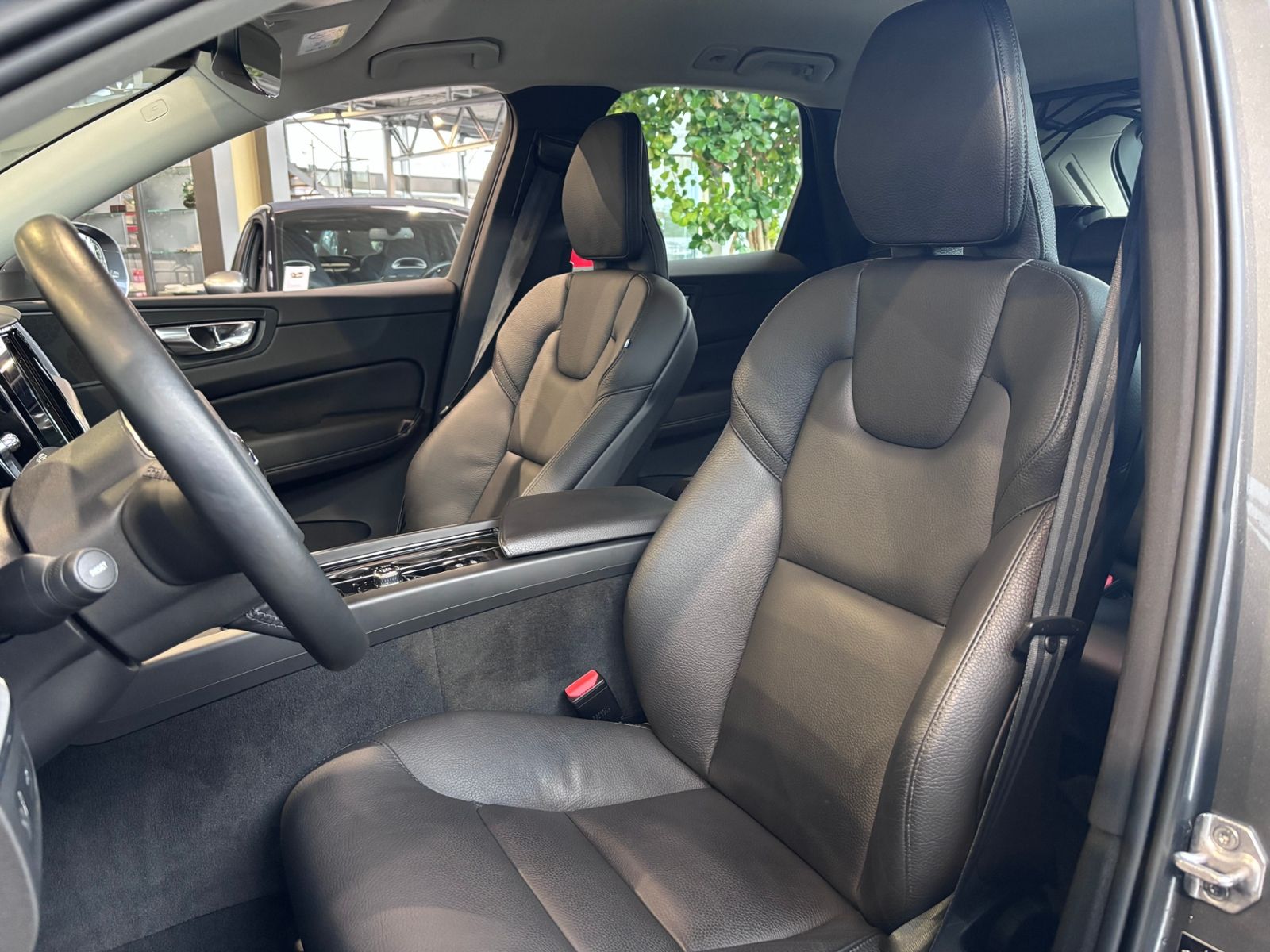 Fahrzeugabbildung Volvo XC60 Momentum Pro 2WD RFK LED LEDER