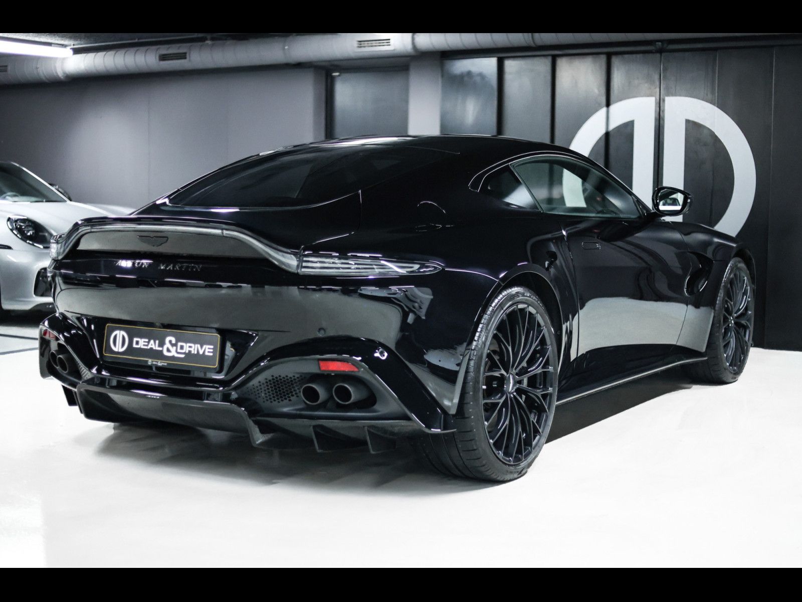 Aston Martin V8 Vantage COUPE°ONYX BLACK°DUOTONE°360°XPEL imagem 3
