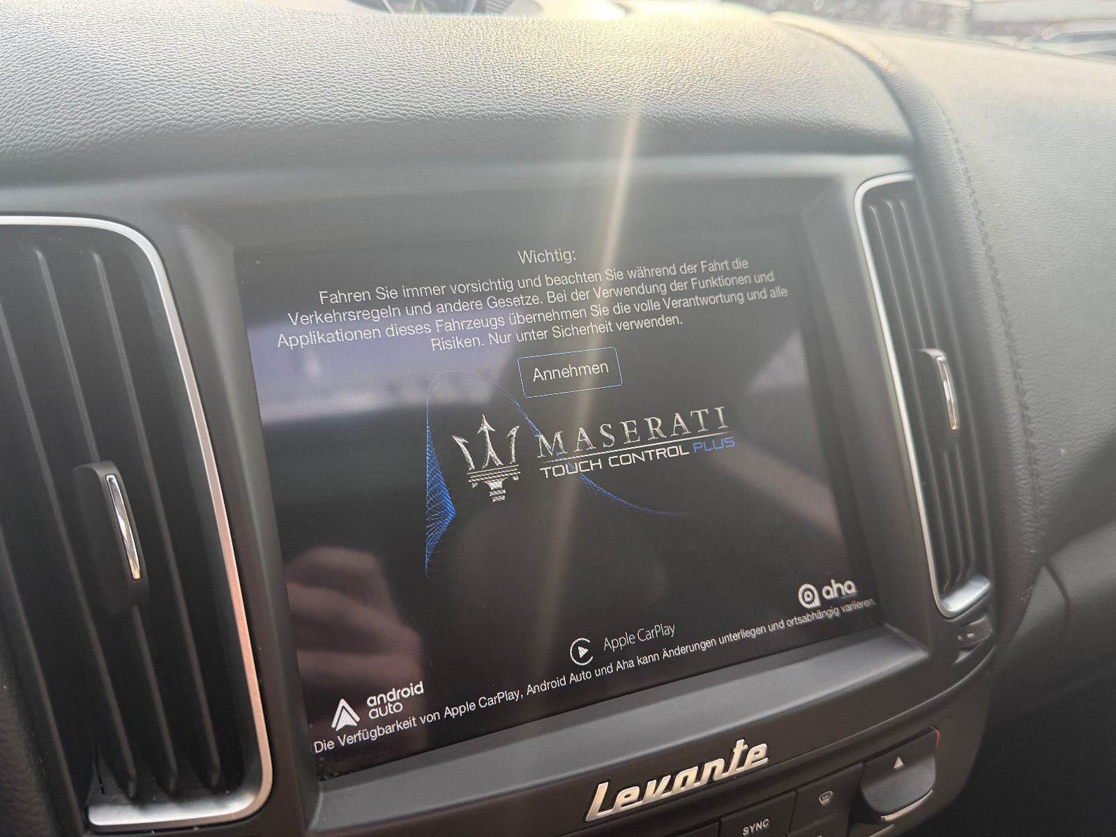 Fahrzeugabbildung Maserati Levante Diesel/PANO/HARMAN-KARDON/KAMERA/MEMORY/