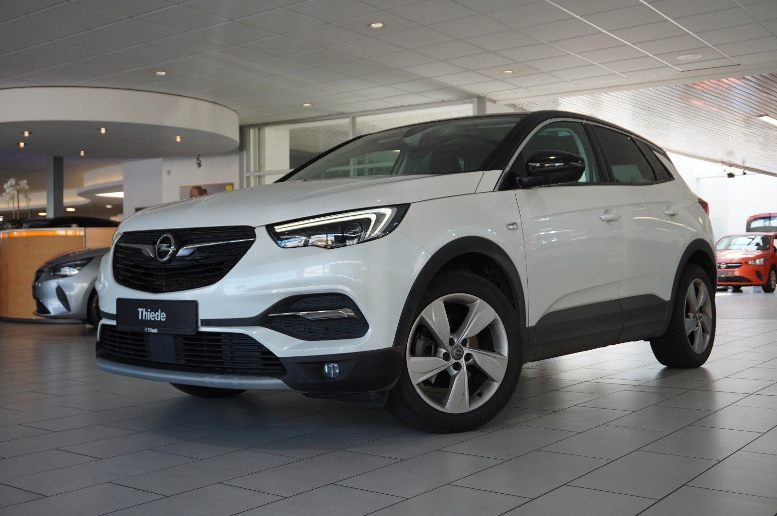 Fahrzeugabbildung Opel Grandland (X) 1.2T INNOV. NAVI/LED/KAMERA/PANO.