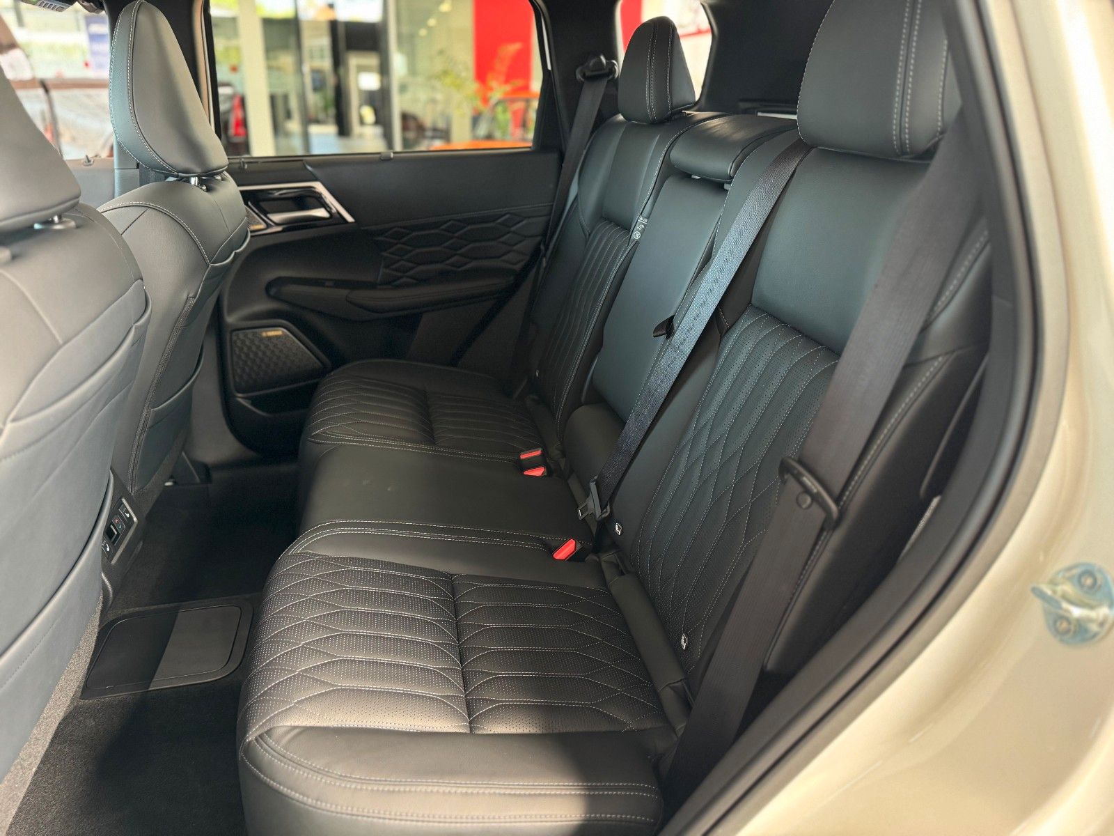 Fahrzeugabbildung Mitsubishi Outlander 2.4 PLUG-IN HYBRID 4WD TOP