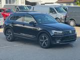Volkswagen Tiguan Highline|4Motion|STANDH|ACC|1.HAND|PANO| - mit Benzin-Antrieb: Standheizung, Geländewagen
