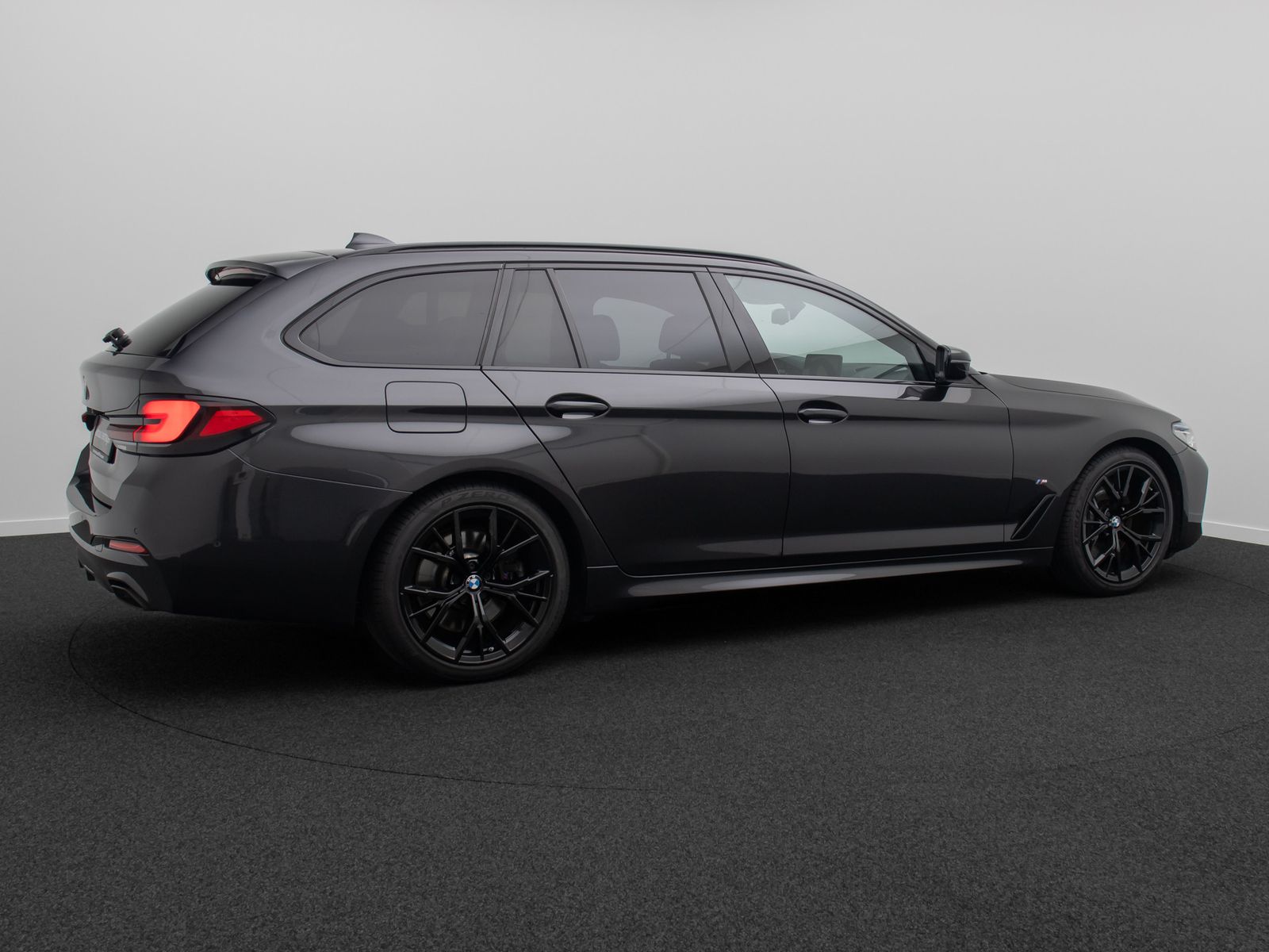 Fahrzeugabbildung BMW 530d MSport HUD DAB Kamera AHK Panorama HiFi 19"