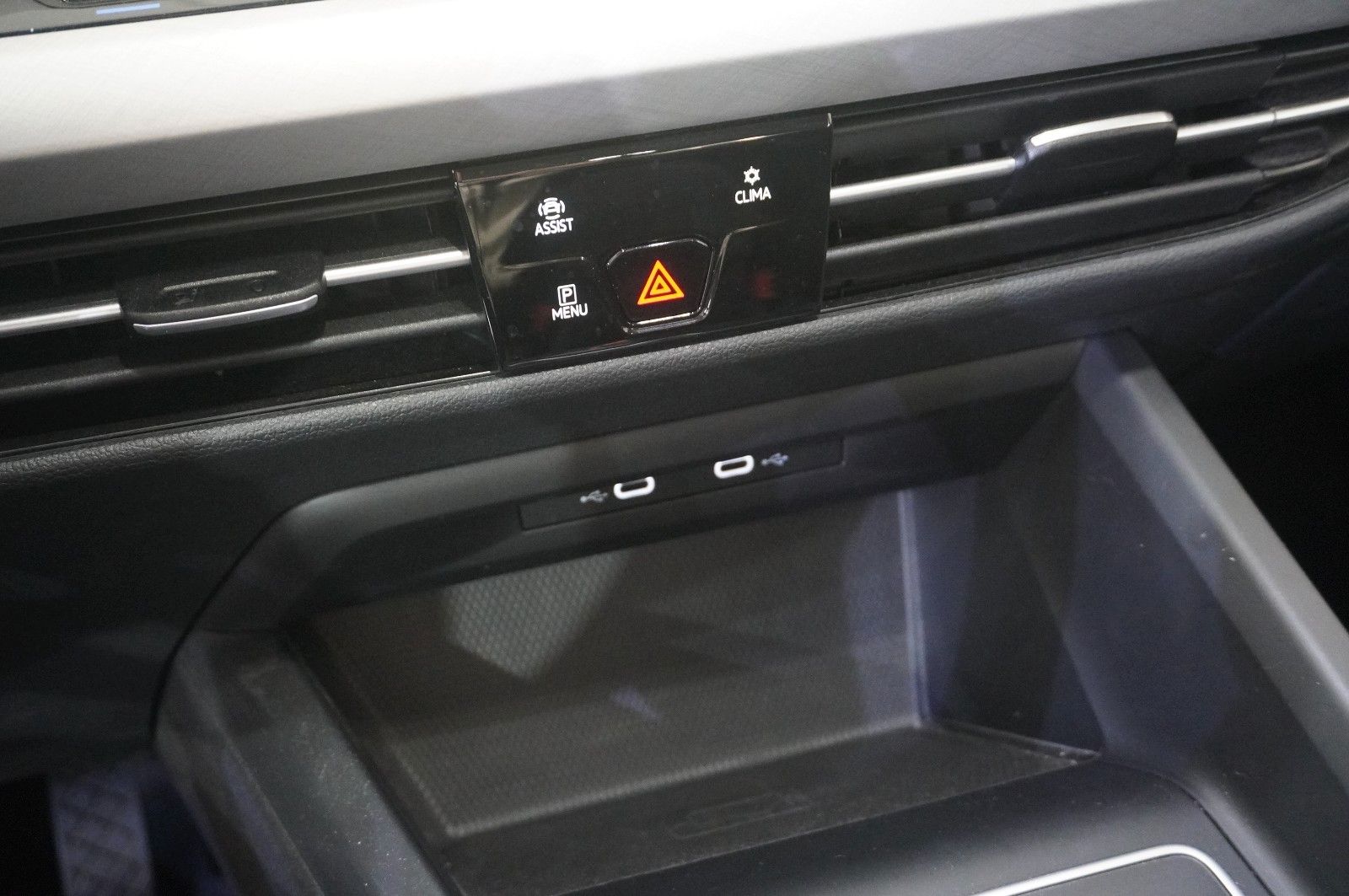 Fahrzeugabbildung Volkswagen Golf VIII Lim. 1.0 E-TSI DSG LIFE NAVI/LED/DAB+