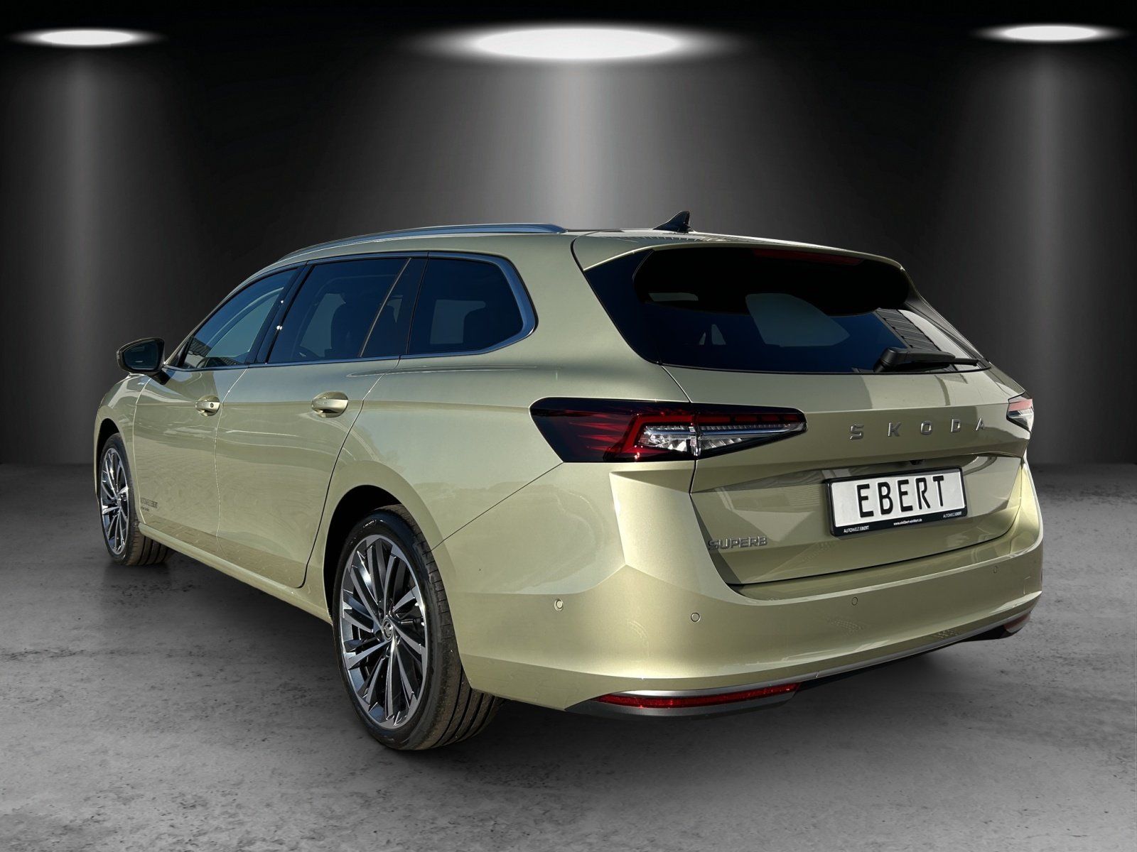 Fahrzeugabbildung SKODA Superb Combi 2.0 TDI L&K/ST-HZG/PANO-DA/AHK/360°