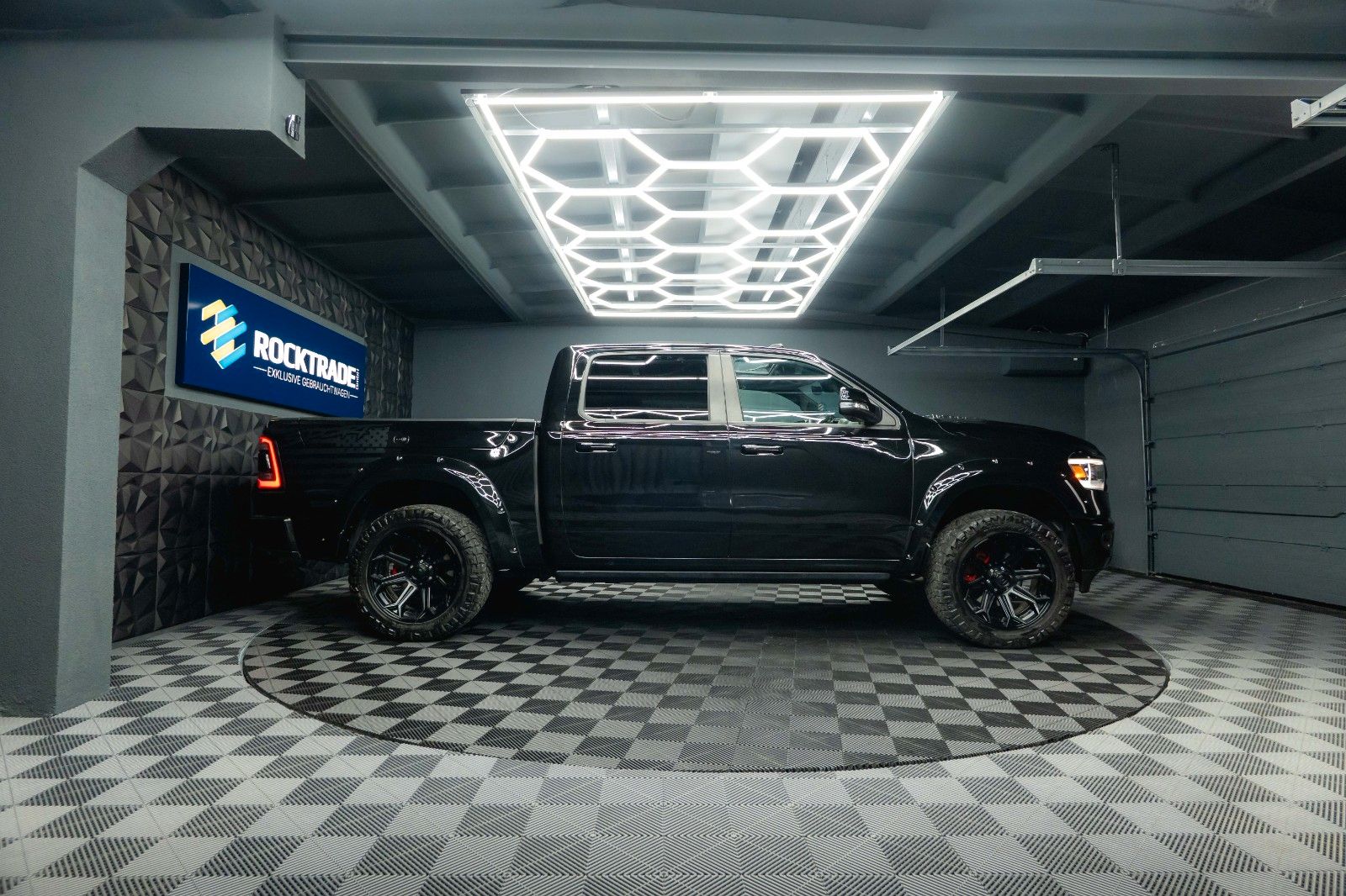 Fahrzeugabbildung Dodge RAM 5.7 V8 HEMI 4x4 NIGHT LARAMIE *Pano*RAMBOX*