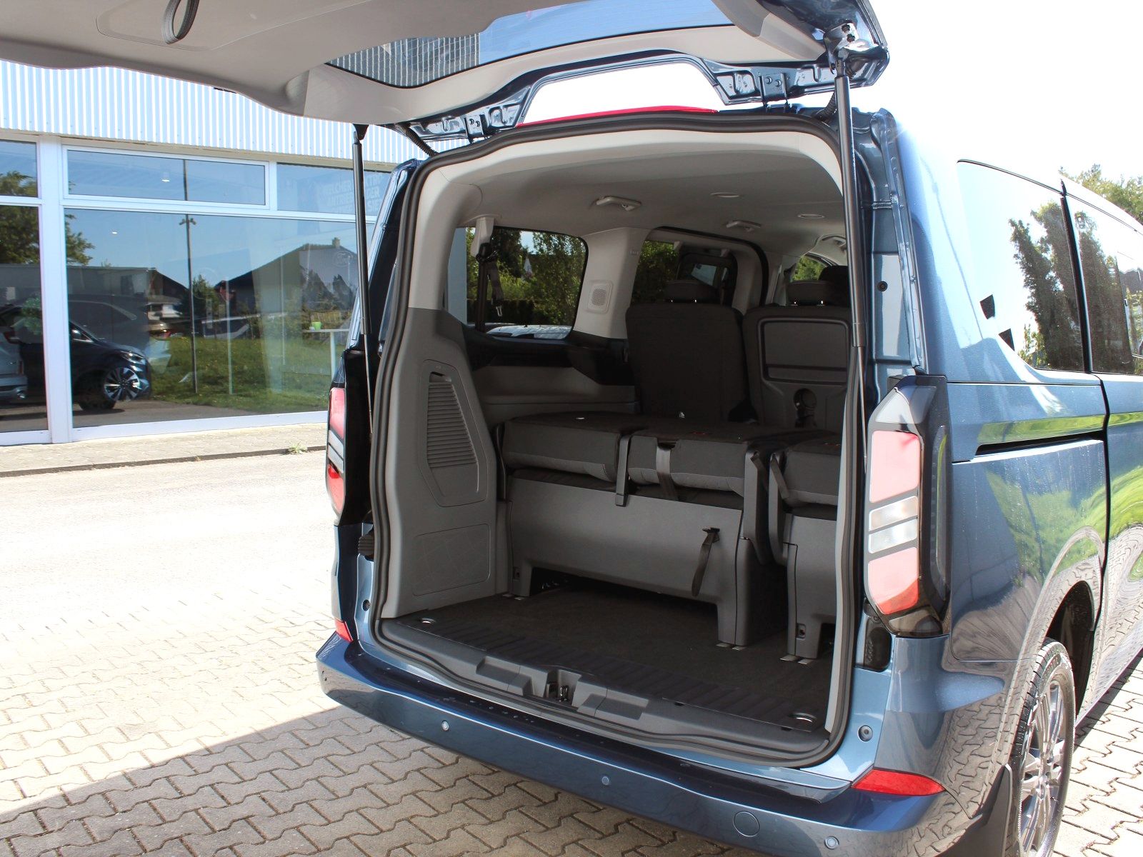 Fahrzeugabbildung Ford Tourneo Custom 320 L1 Tourneo Titanium FWD
