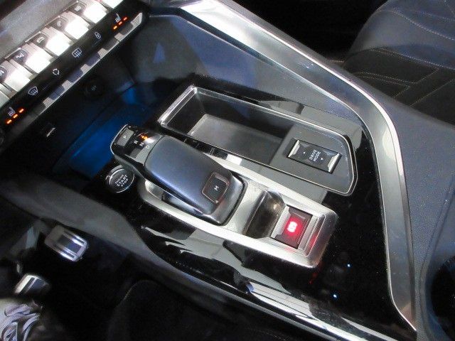 Fahrzeugabbildung Peugeot 5008 GT 1.2T LED/NAVI/SHZ/PDC/R´CAM/7-SITZ/LEDER