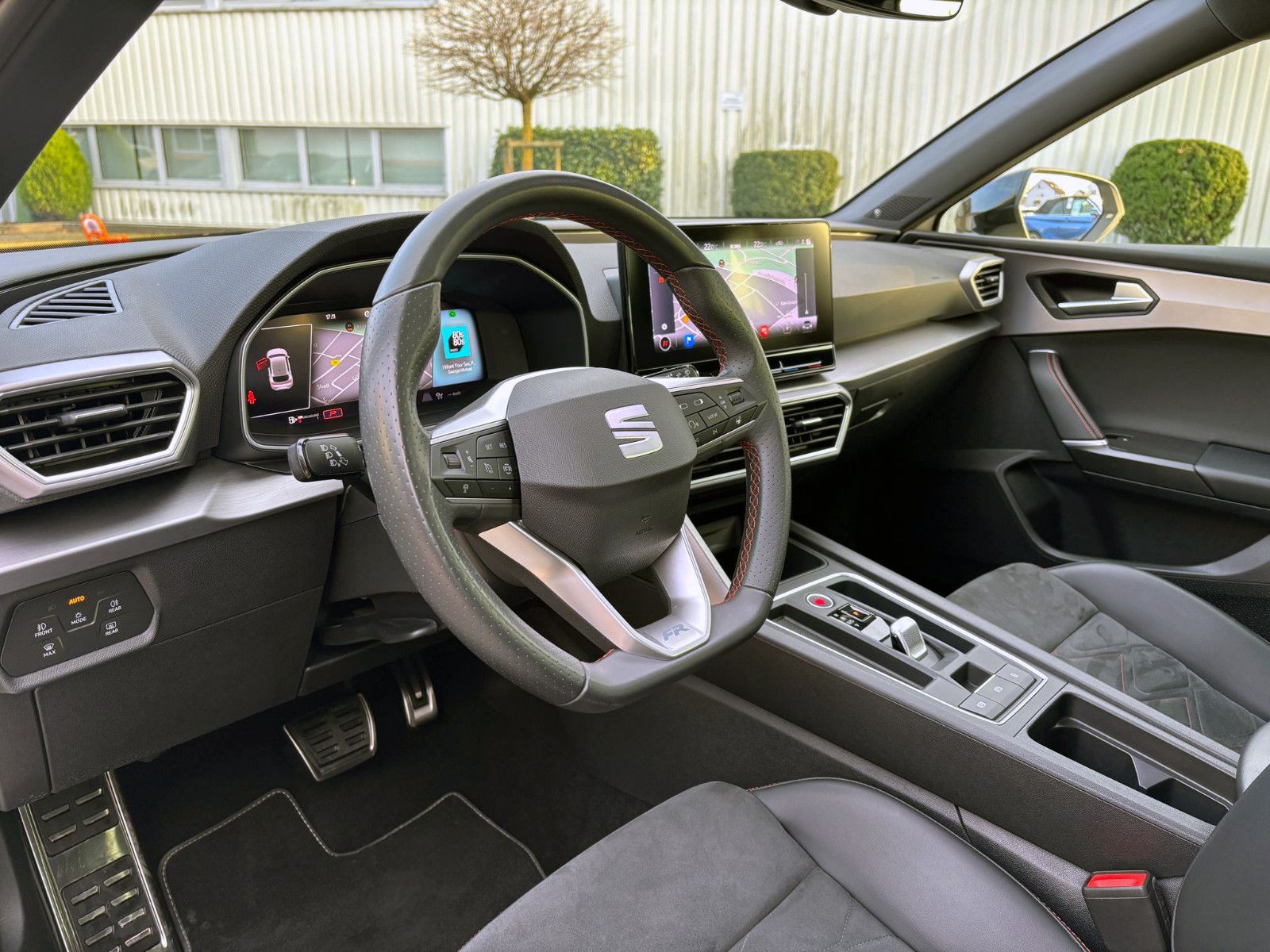 Fahrzeugabbildung SEAT Leon 1.5eTSI DSG FR LED ACC eGSD KAM CarPlay SHZ