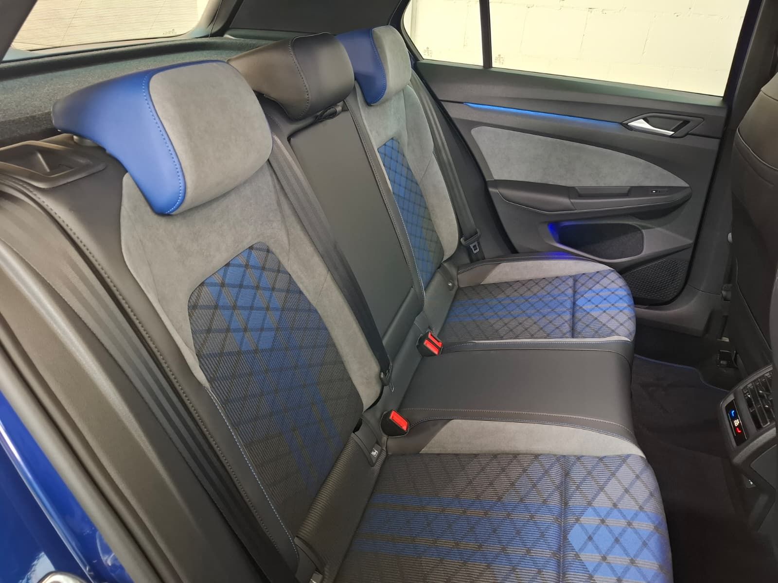 Fahrzeugabbildung Volkswagen Golf VIII Lim. R 2.0 TSI 4M. +ACC +IQ.Light +DCC