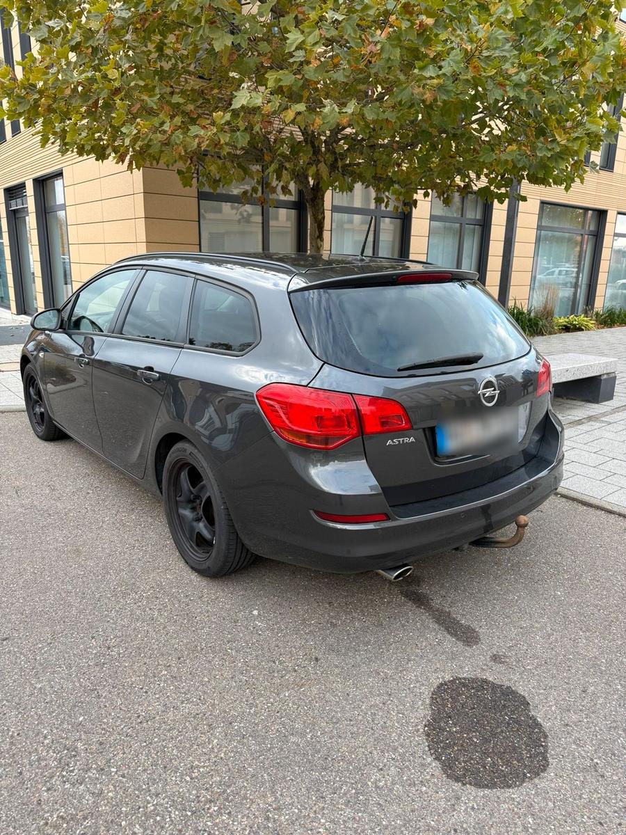Opel Astra 2011 — engine 120 HP (88kW)