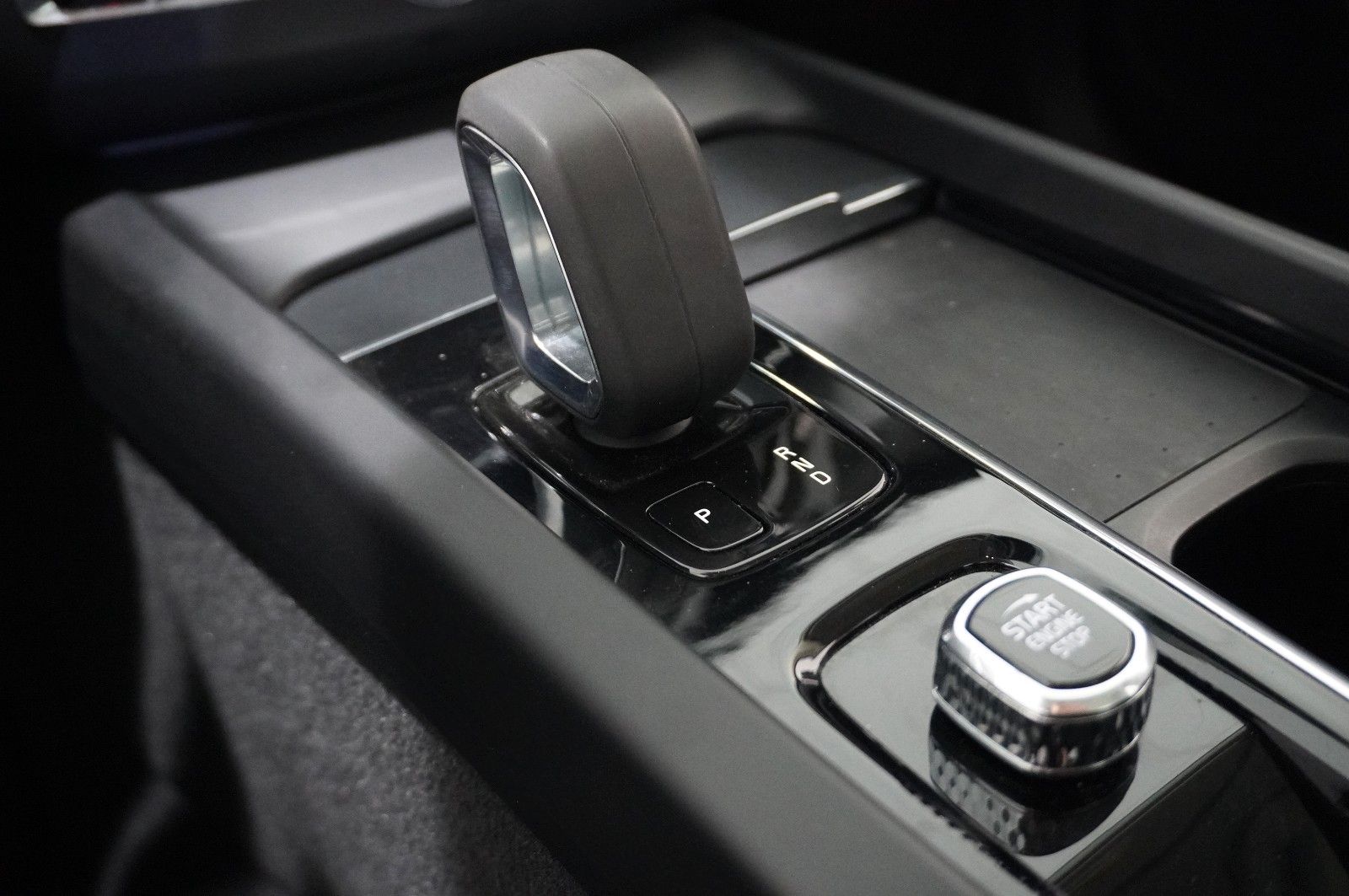Fahrzeugabbildung Volvo XC 60 MOMENTUM PRO 2WD NAVI/LED/360°/VIRT./AHK