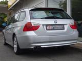 BMW 330 Baureihe 3 Touring 330i xDrive Allradantrieb - silberne BMW 330