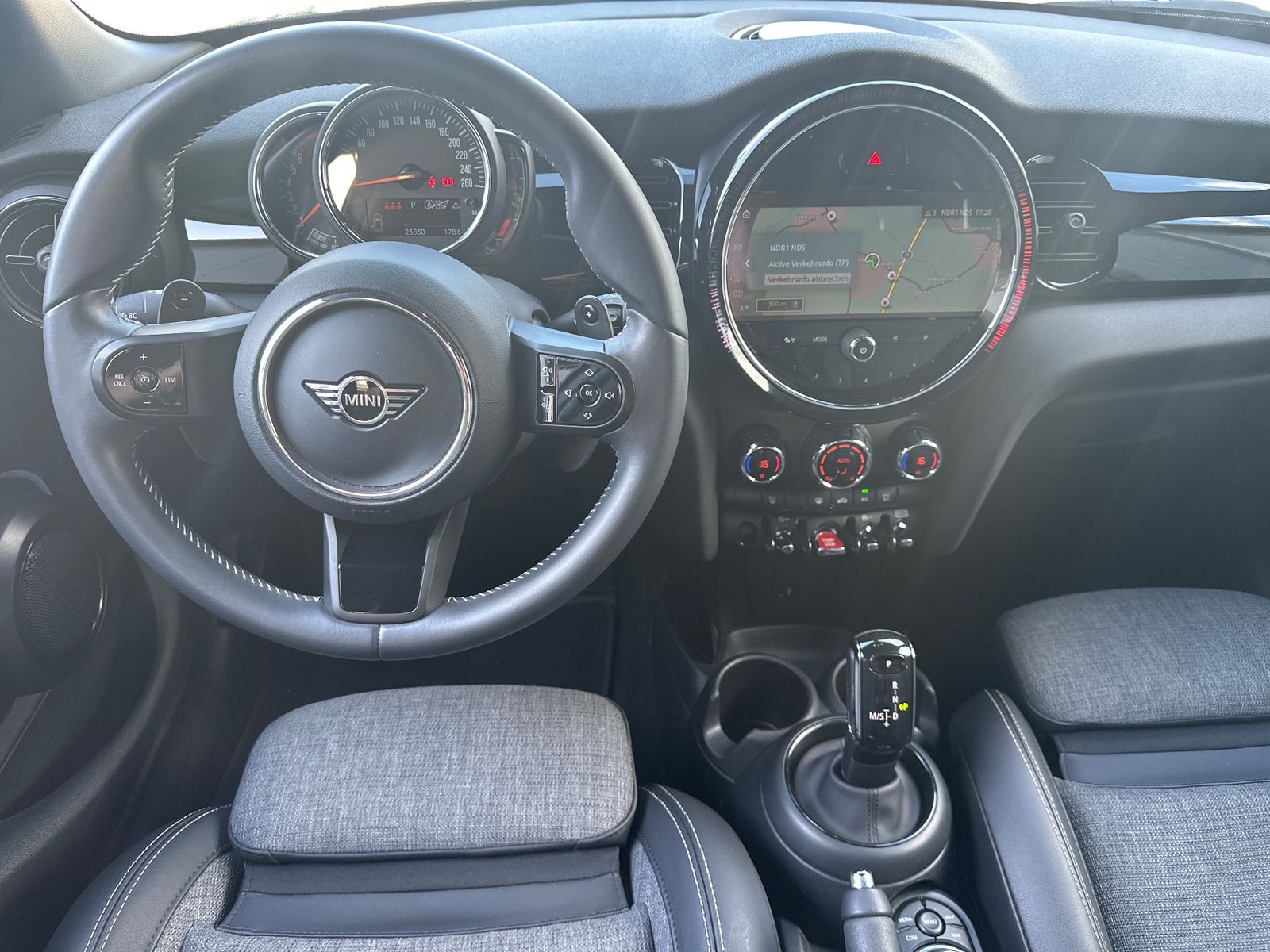 Fahrzeugabbildung MINI Cooper S Aut. Classic Trim NAV+LED+KEYLESS
