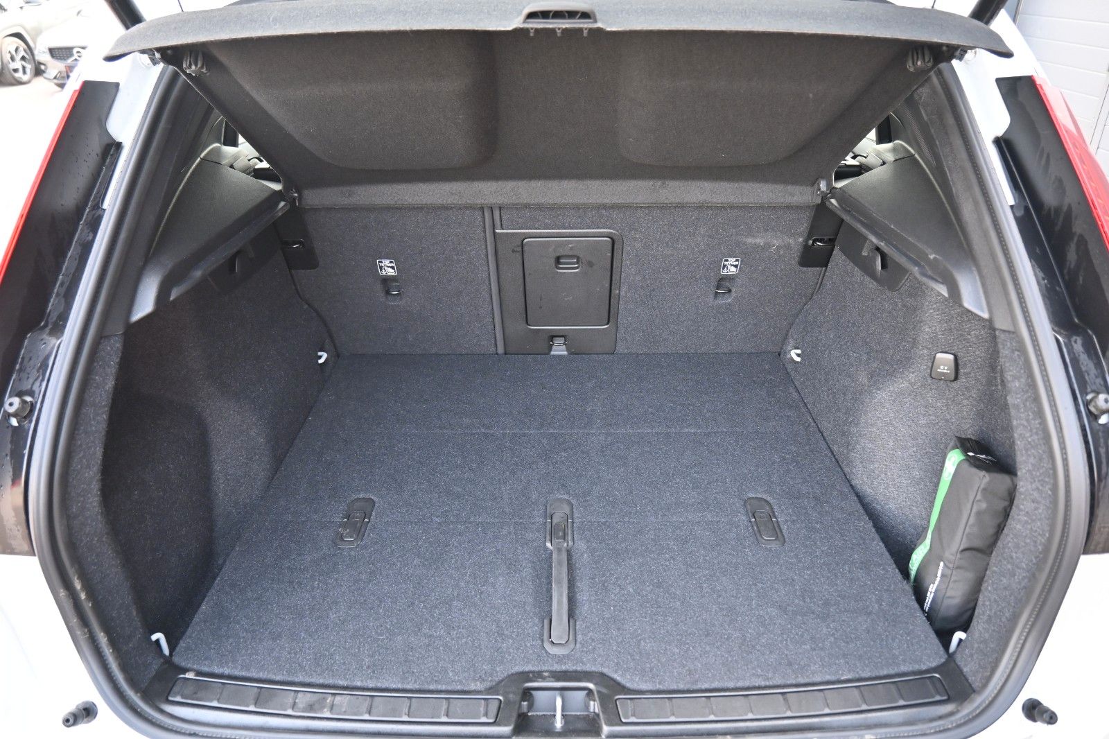 Fahrzeugabbildung Volvo XC40 B3 DKG Plus Black Edition*FSHZG*360*H&K*ACC
