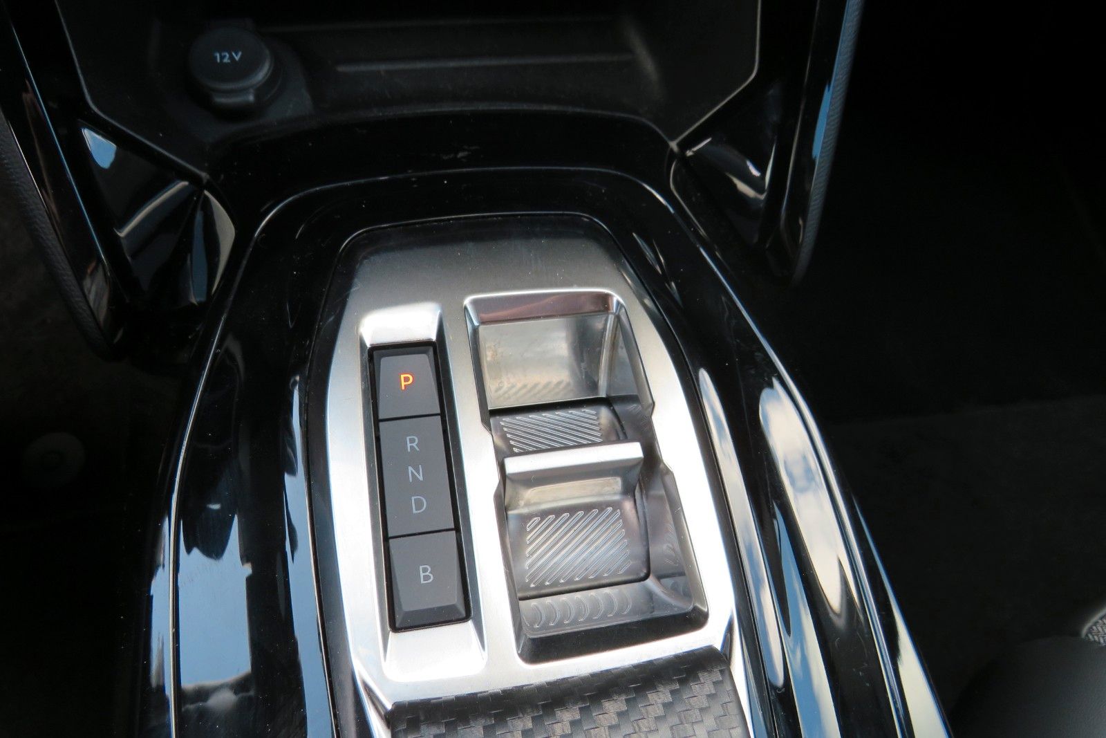 Fahrzeugabbildung Peugeot 2008 e- Allure Pack NAVI KAMERA ACC PDC SITZH 1H
