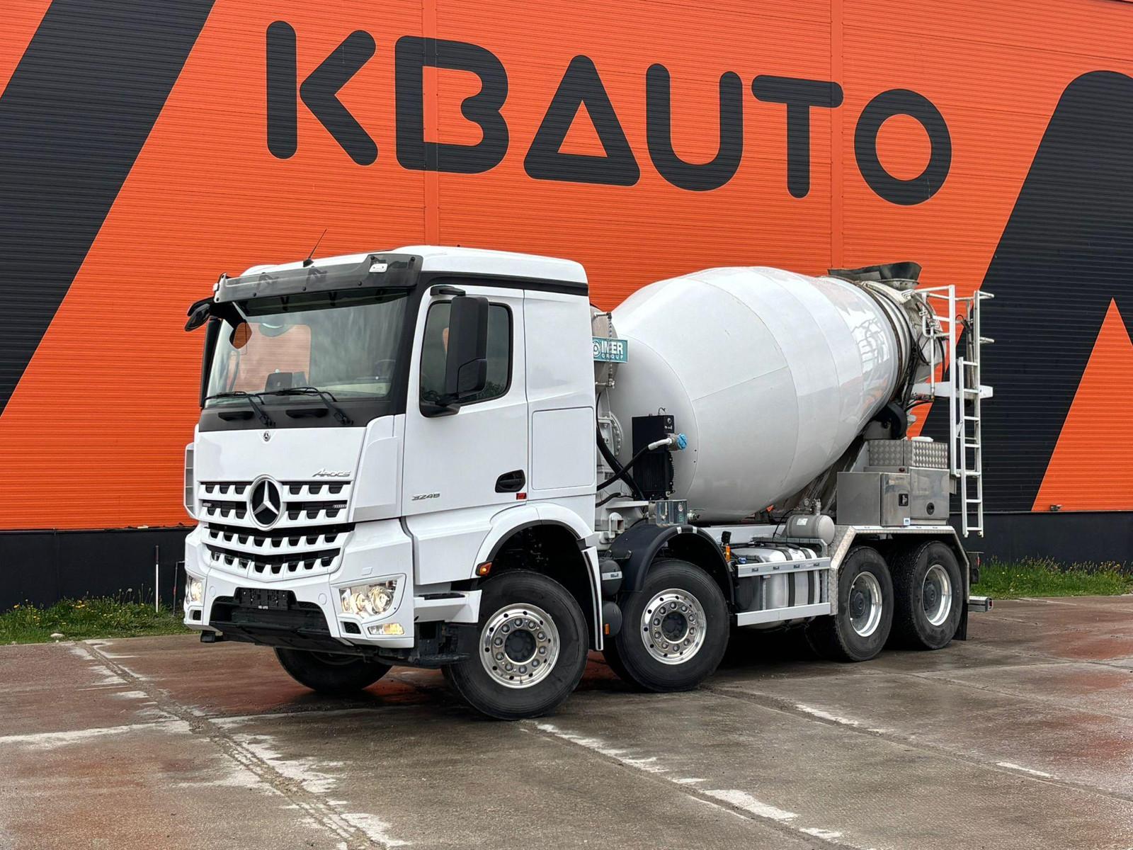 Mercedes-Benz Arocs 3246 8x4 VERY LOW MILEAGE / CHUTE 9.5m