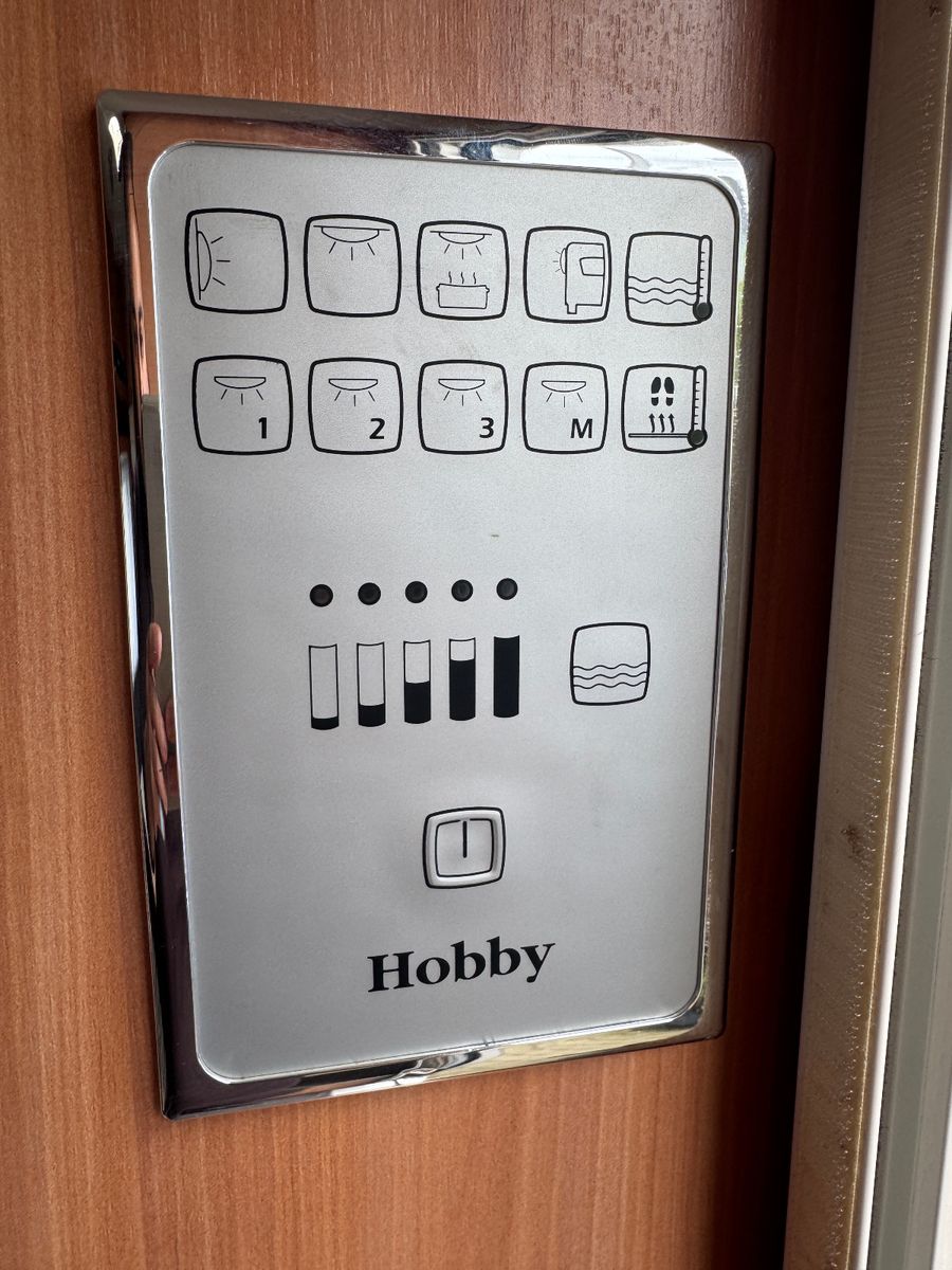 Fahrzeugabbildung Hobby 545 KMF DE LUXE SAT TV MOVER RUNDSITZGRUPPE