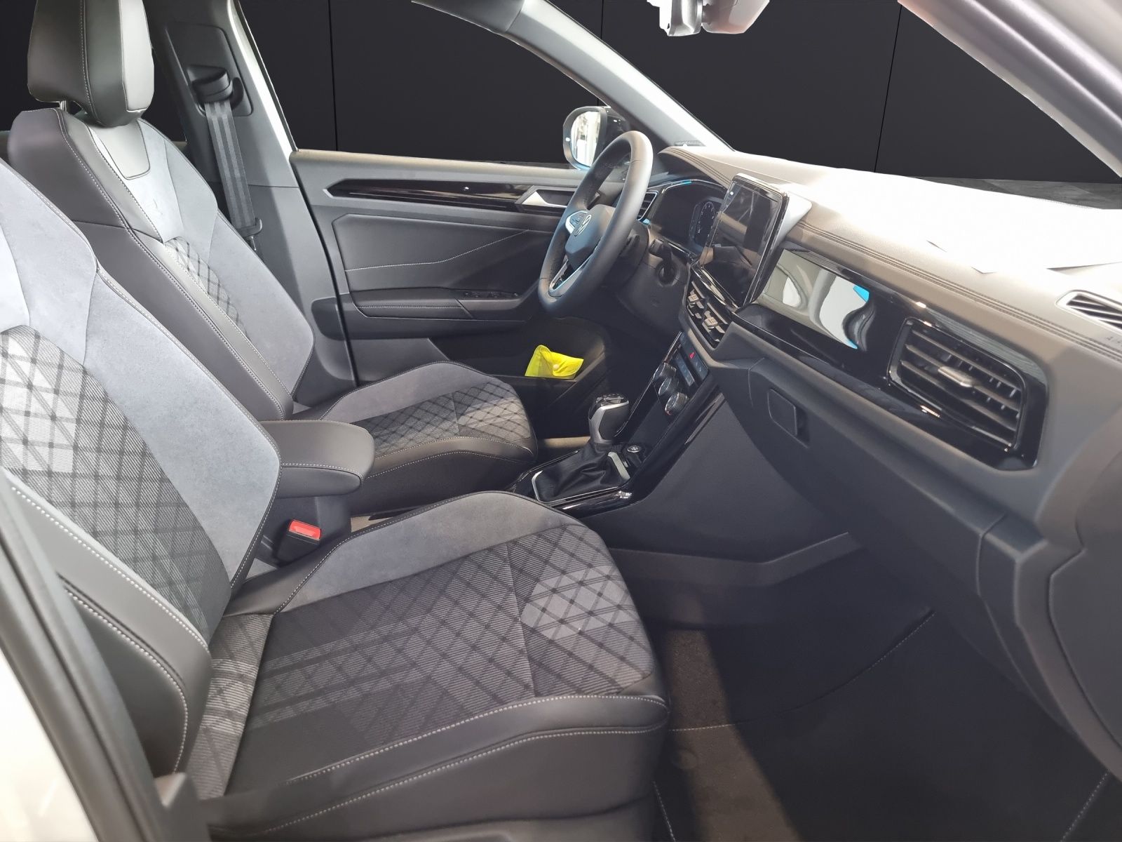 Fahrzeugabbildung Volkswagen T-Roc TSI R-Line DSG IQ.Light ACC SHZ RearView A
