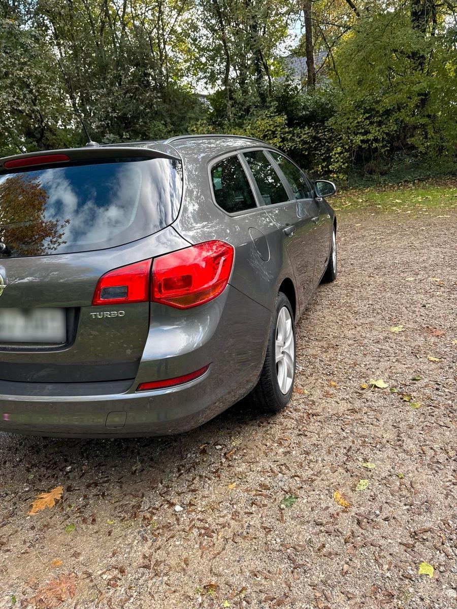 Opel Astra 2012 — photo 8
