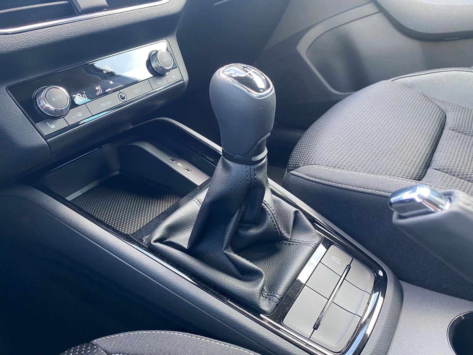 Fahrzeugabbildung SKODA Scala 1.0l TSI TOUR LED*AHK*5 JahreGarantie*GRA