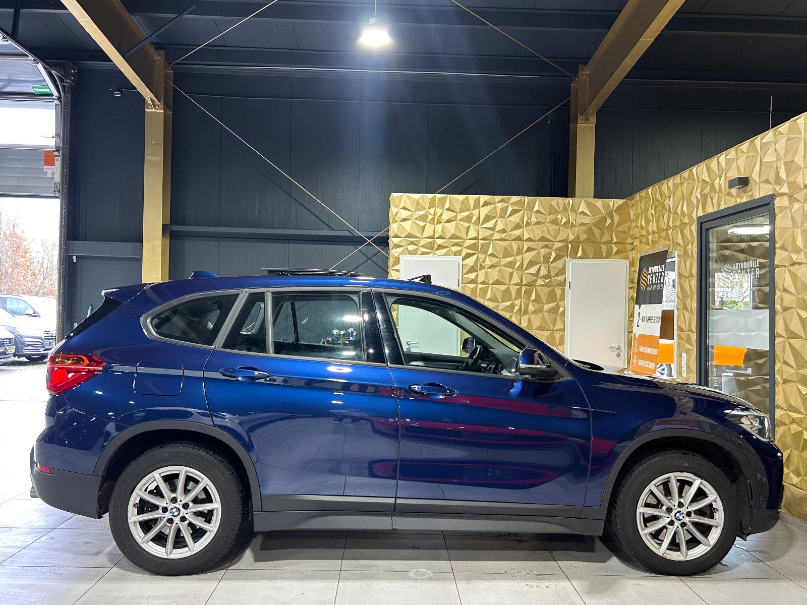 Fahrzeugabbildung BMW X1 xDrive 20 i Advantage/HEAD-UP/PANO/KAMERA/8-F