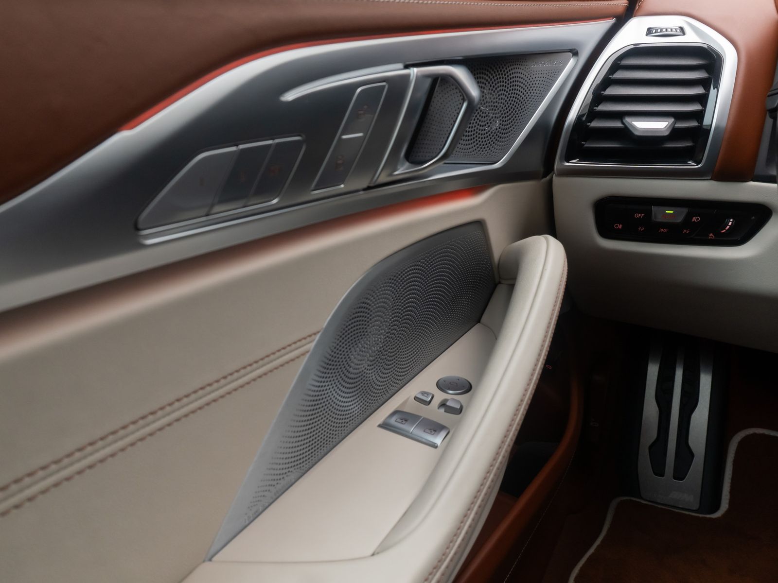 Fahrzeugabbildung BMW M850i xD Coup&eacute; B&W 360&deg;Laser DAB Individual Voll