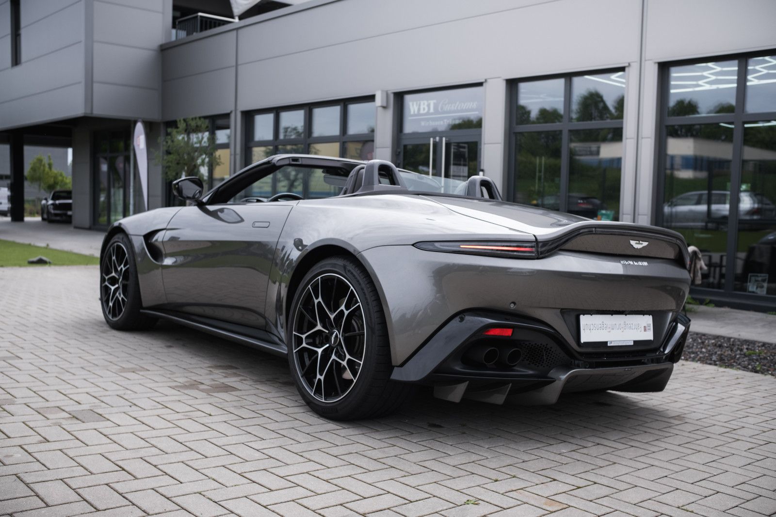 Fahrzeugabbildung Aston Martin V8 Vantage-Roadster-AM Spezialfarbe-Sport Plus.