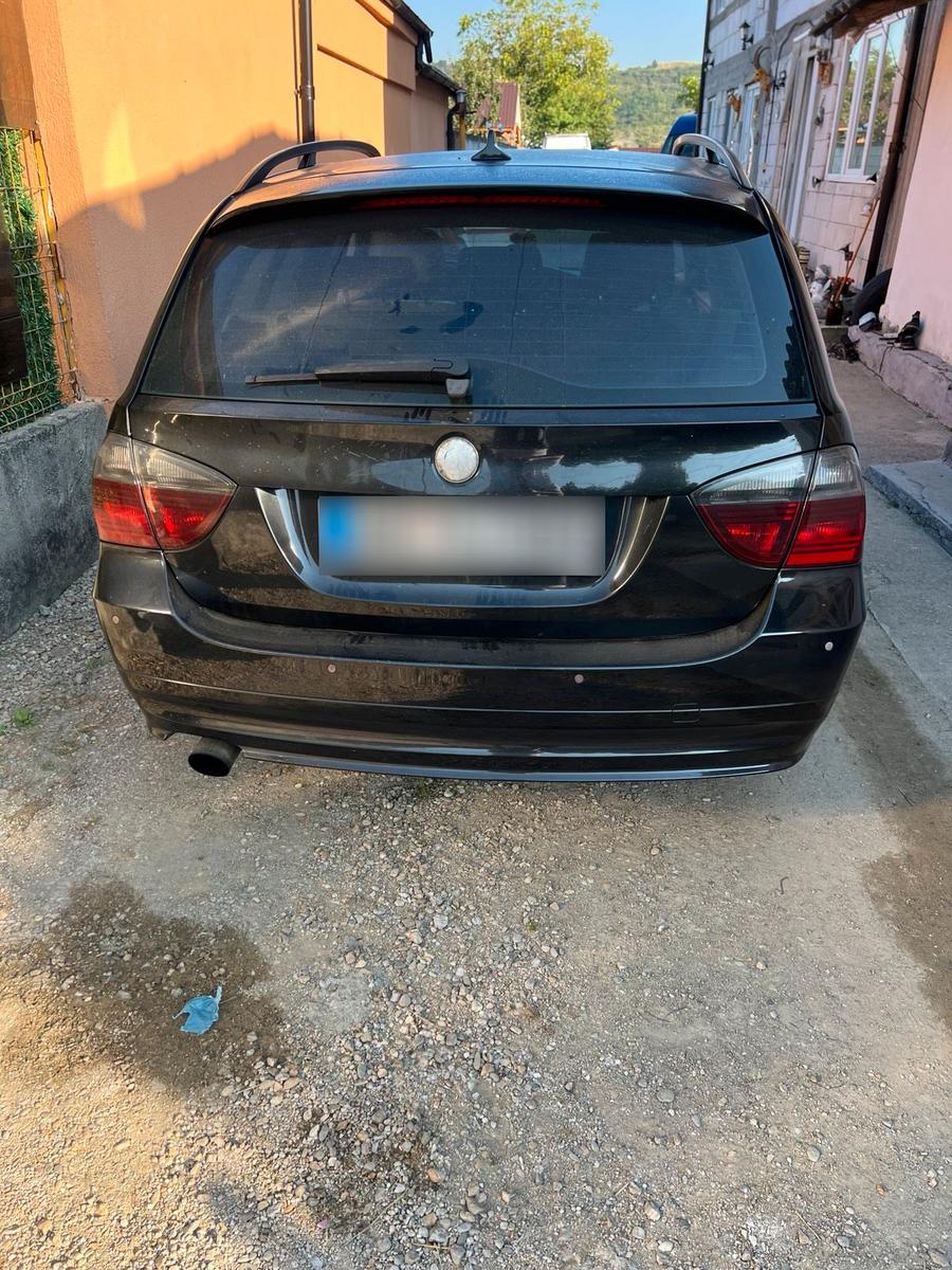 BMW 318 2007 — rear view