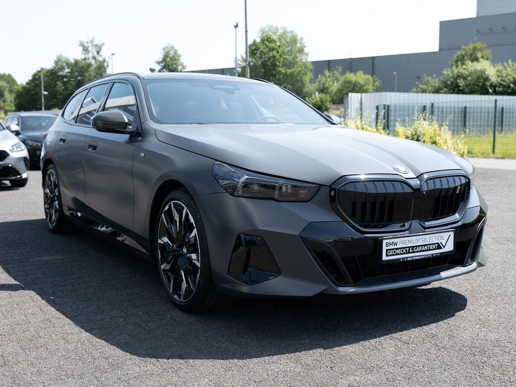 BMW i5 Touring 40 xDrive M-Sport Pro PANO AHK B&W foto 4