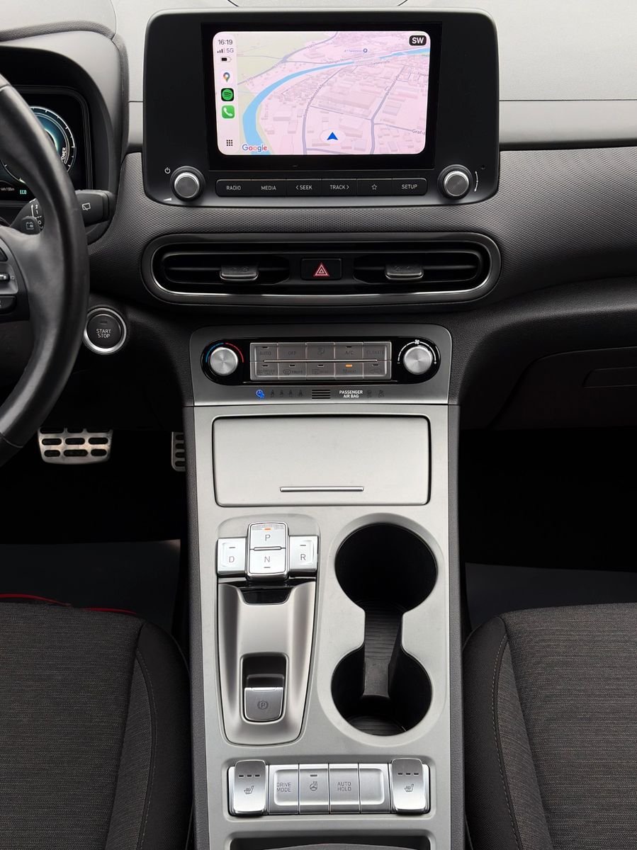 Fahrzeugabbildung Hyundai KONA E Select SHZ LHZ PDC CarPlay ACC Navi LKA