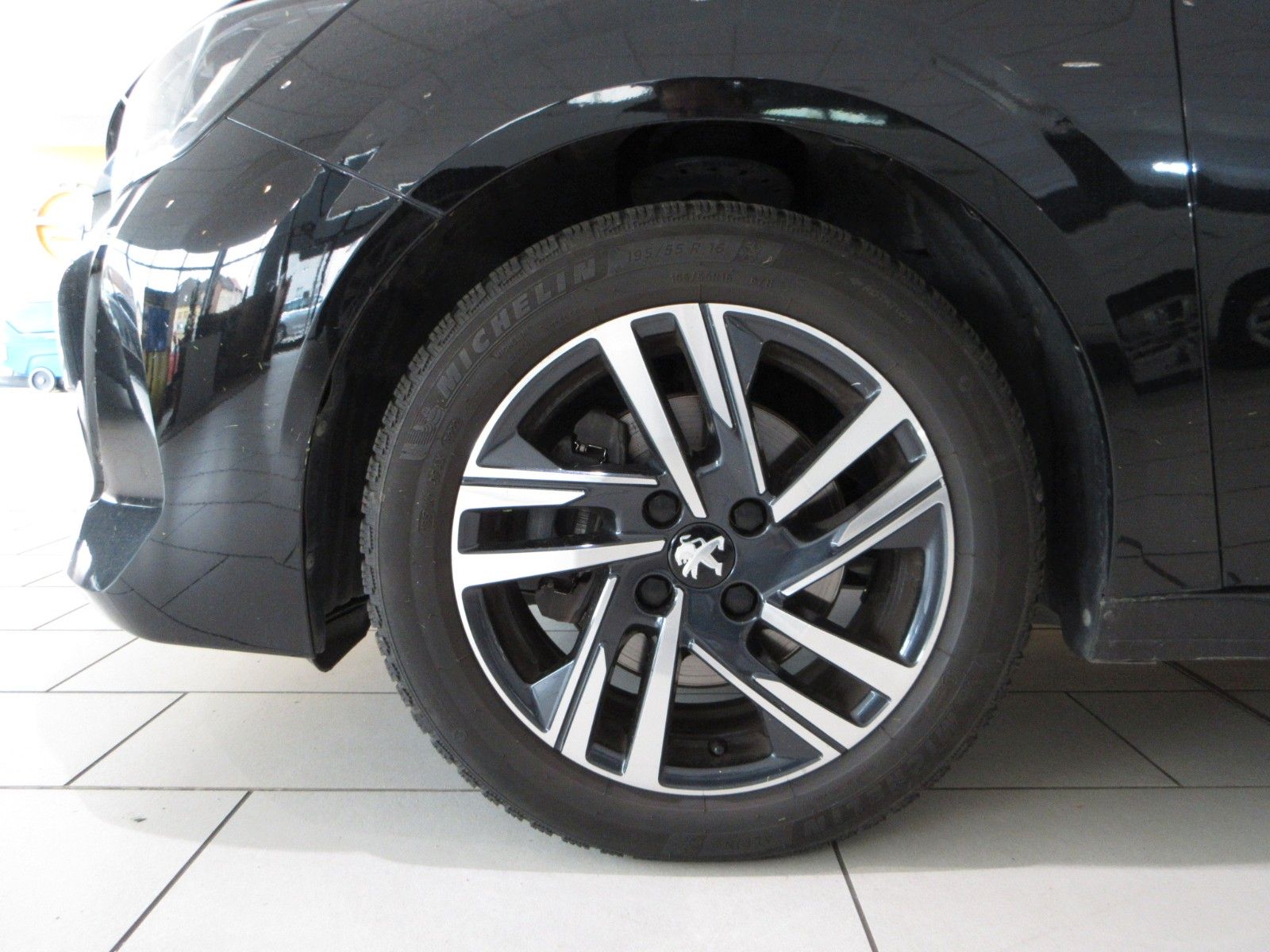 Fahrzeugabbildung Peugeot 208 Allure 1.2T LED/NAVI/PDC/R´CAM/VIRTUAL/TEMPO