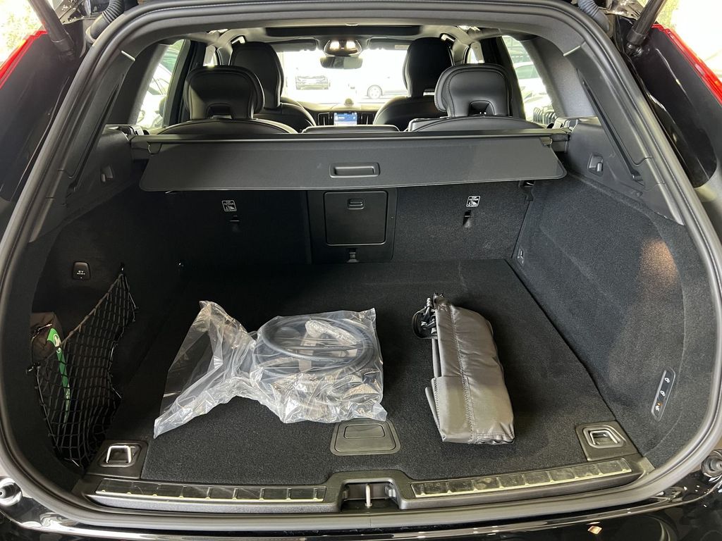 Volvo XC60 T6 Plus Black Edition Recharge AWD B&W HUD